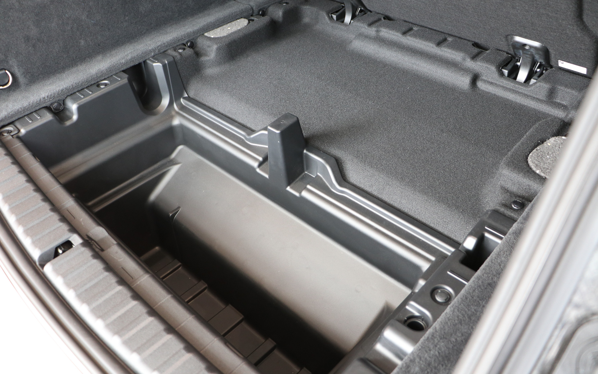 ラゲッジスペースの下にも収容スペースを確保している