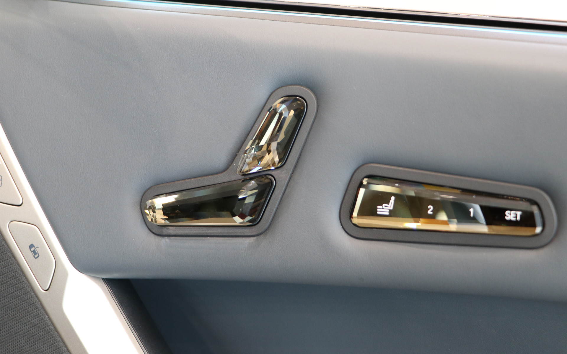 シートの前後スライドや背もたれの角度調整は宝石のようなボタンで行なえる