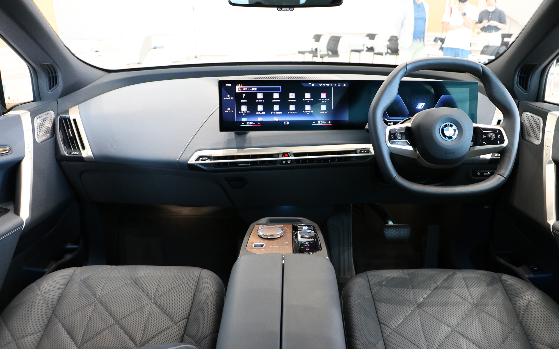 スッキリとしたインパネが特徴の前席