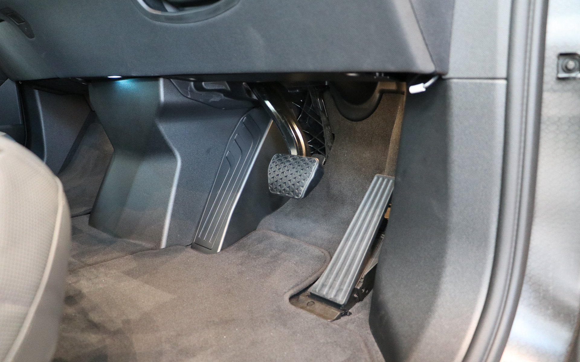 アクセルペダルとブレーキペダル