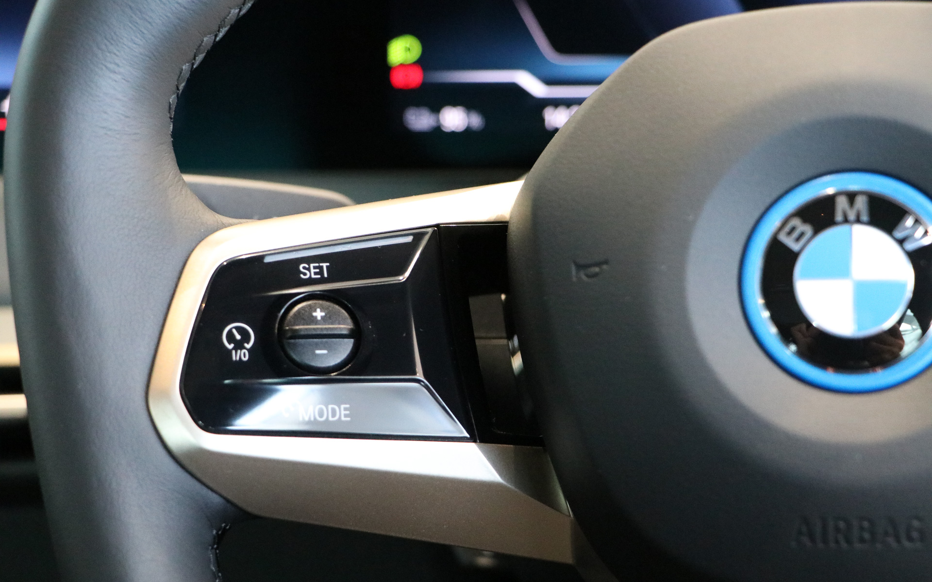 左側はクルーズコントロールのスイッチを配置