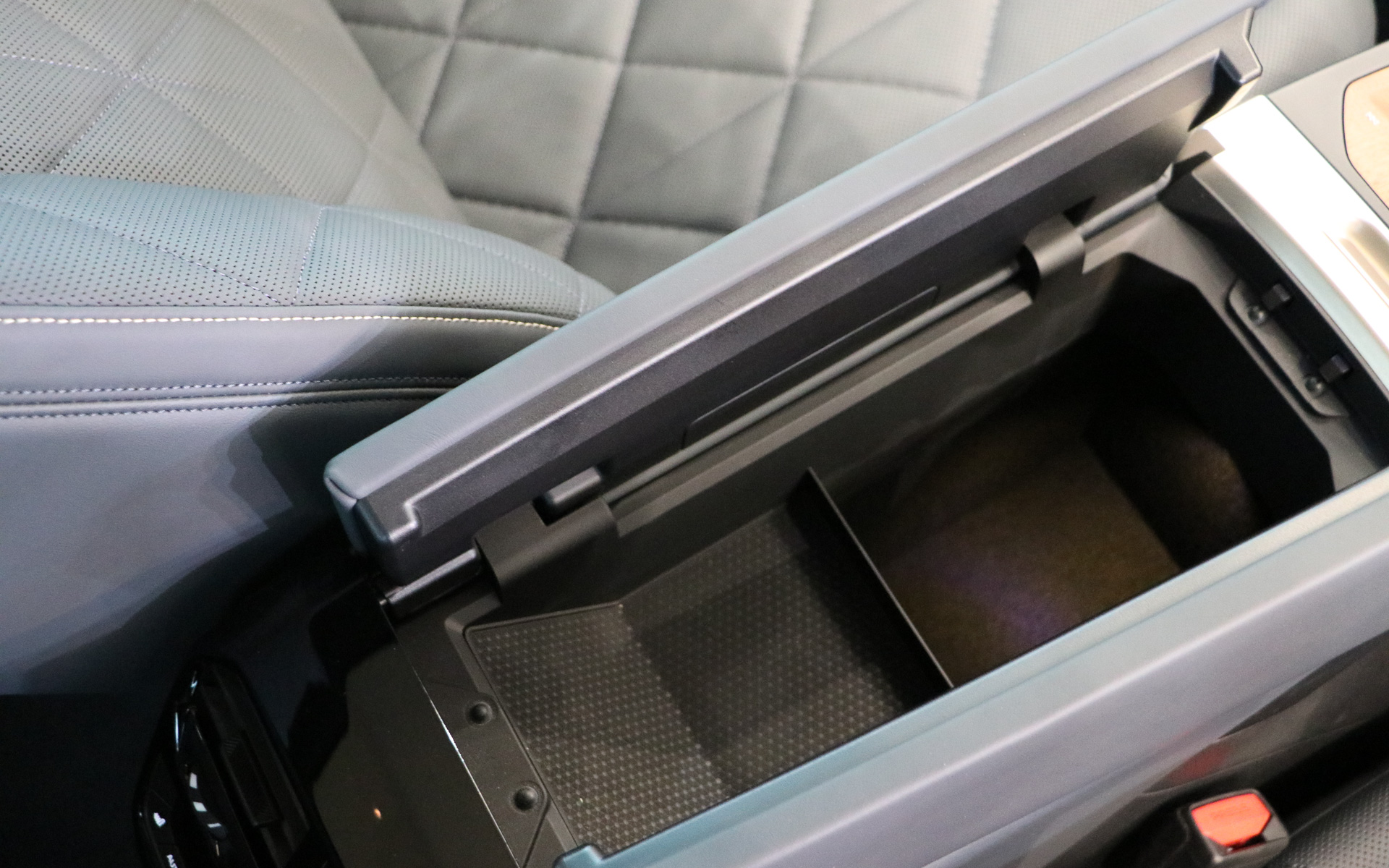 センターコンソールの小物入れは両サイドに開くタイプで奥行きもしっかりある