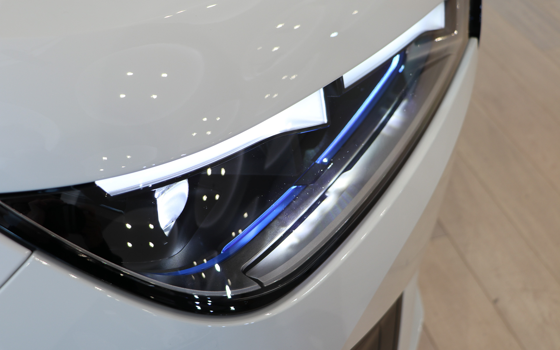 EVをイメージさせるブルーの挿し色が入るヘッドライト