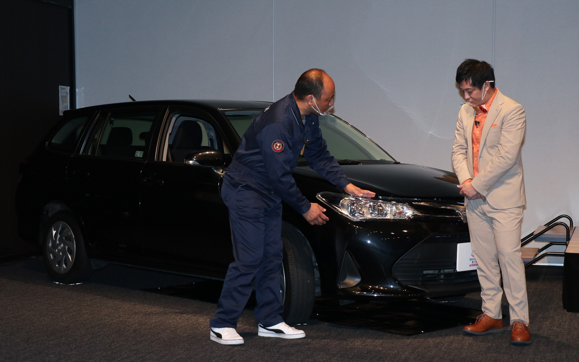 ステージ横に置かれた「カローラ フィールダー」を使った点検整備のデモンストレーション