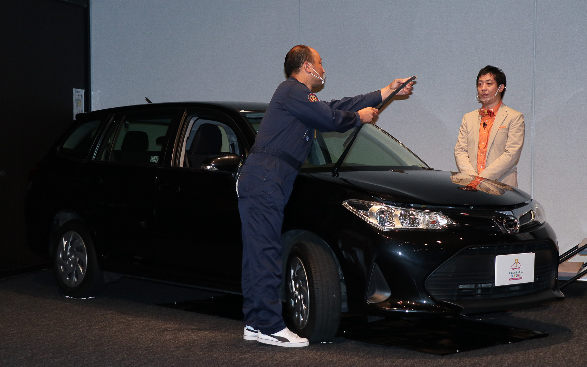 ワイパーではアームを持ち上げてゴムを指先で触り、亀裂などがないかを確認。実際に低速、高速でワイパーが作動するか、ウォッシャー液が入っているかもチェックする