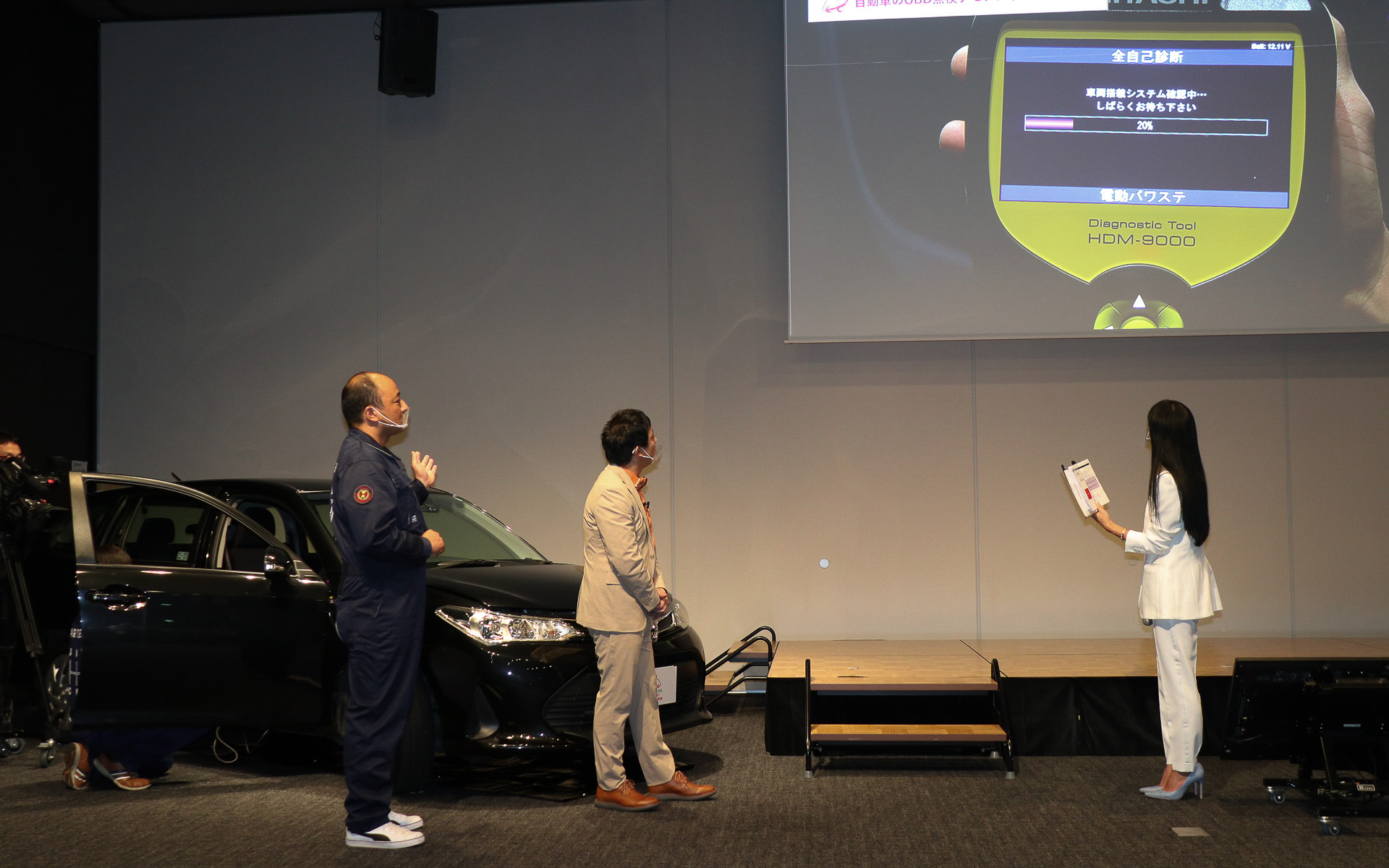 ステアリングコラム下にあるOBDコネクターに診断機を接続して作動させるだけで、しばらく待つと多彩な項目のステータスをチェックできる