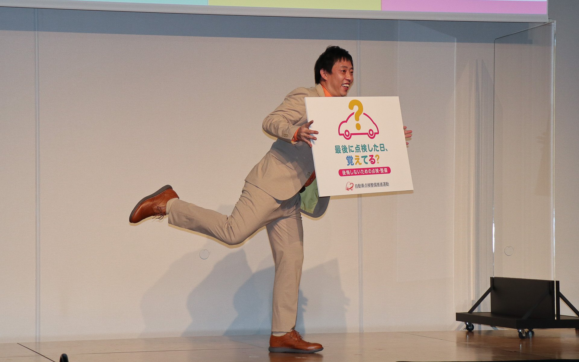 最後に行なわれたフォトセッションで、カメラマンからの「面白いポーズでお願いします」との無茶振りに、何回もポーズを変えて応える森田さん