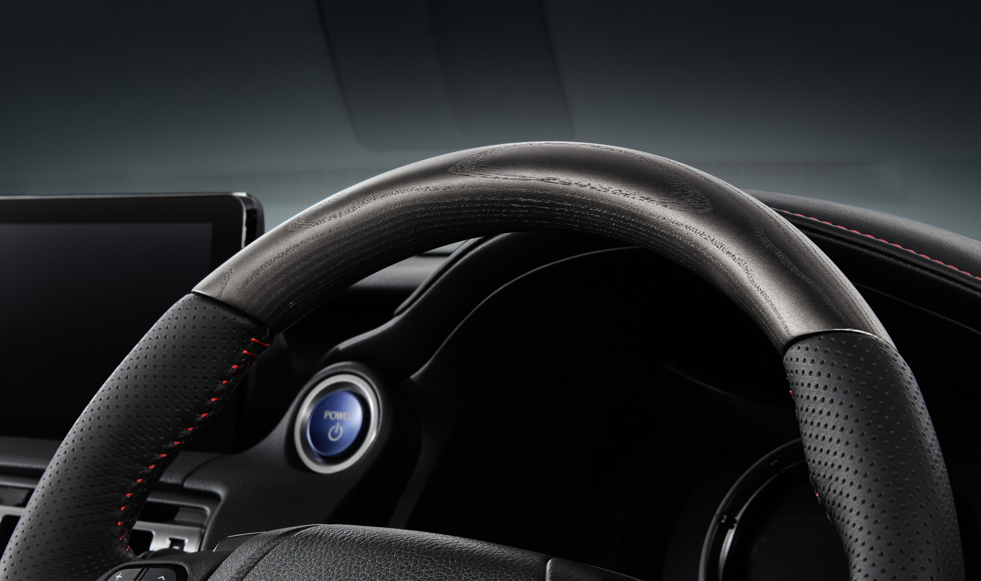 特別仕様車専用アッシュ（オープンフィニッシュ/銀墨）＋“F SPORT”専用ディンプル本革ステアリング（パドルシフト付）