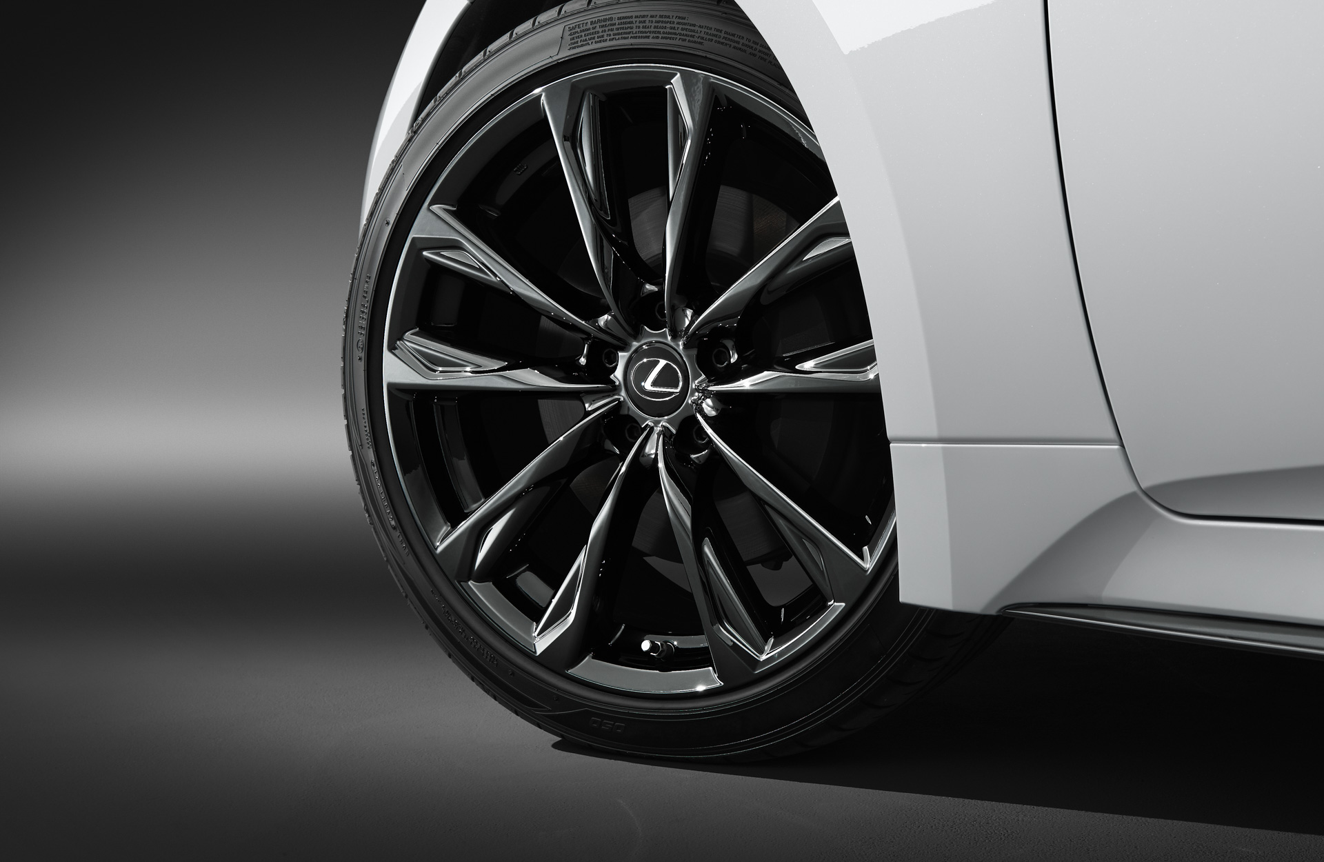 “F SPORT”専用19インチアルミホイール（特別仕様車専用ブラックスパッタリング塗装）