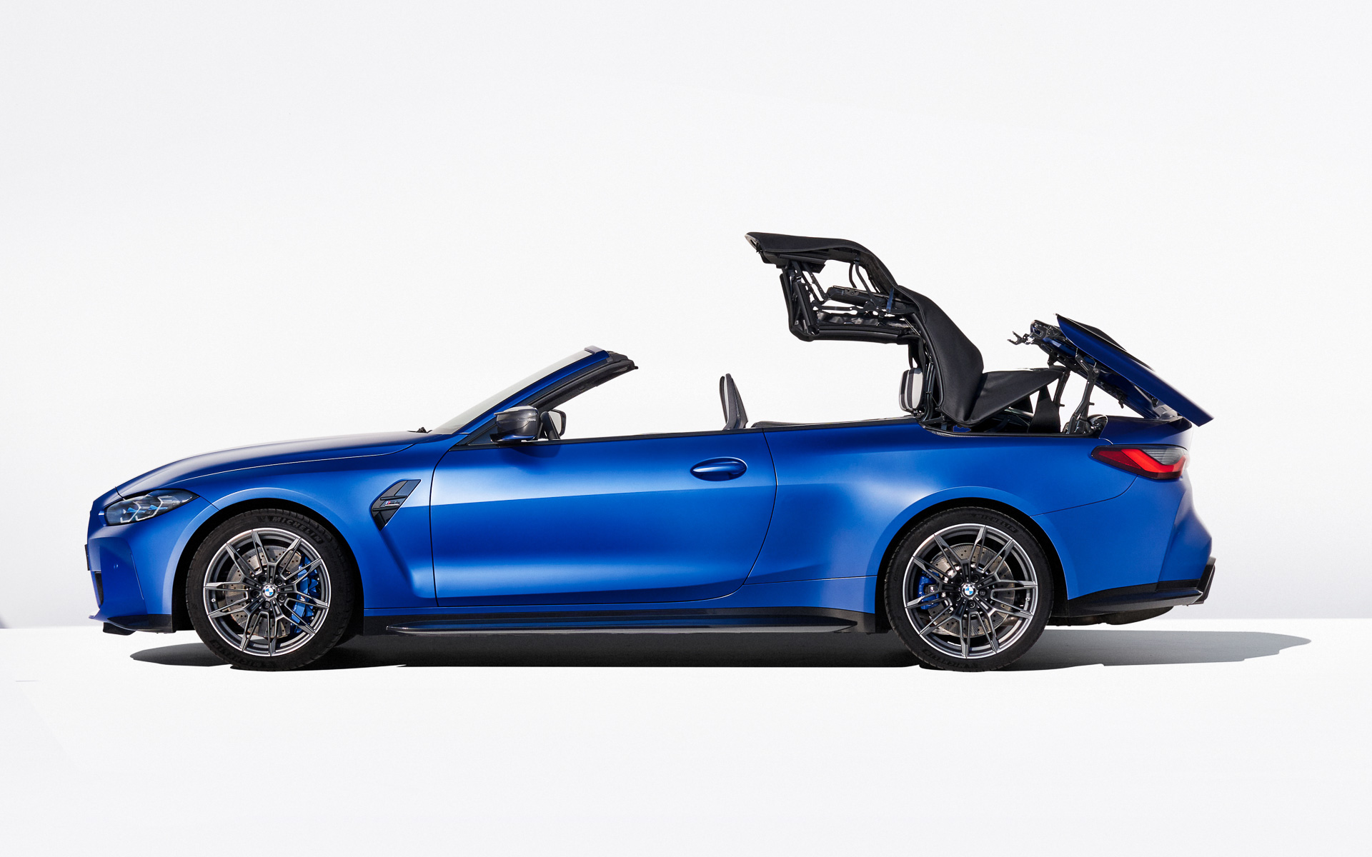 キャンバス製ソフトトップは約18秒で開く