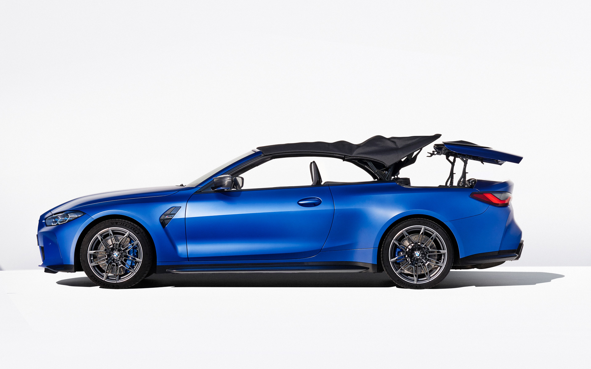 キャンバス製ソフトトップは約18秒で開く