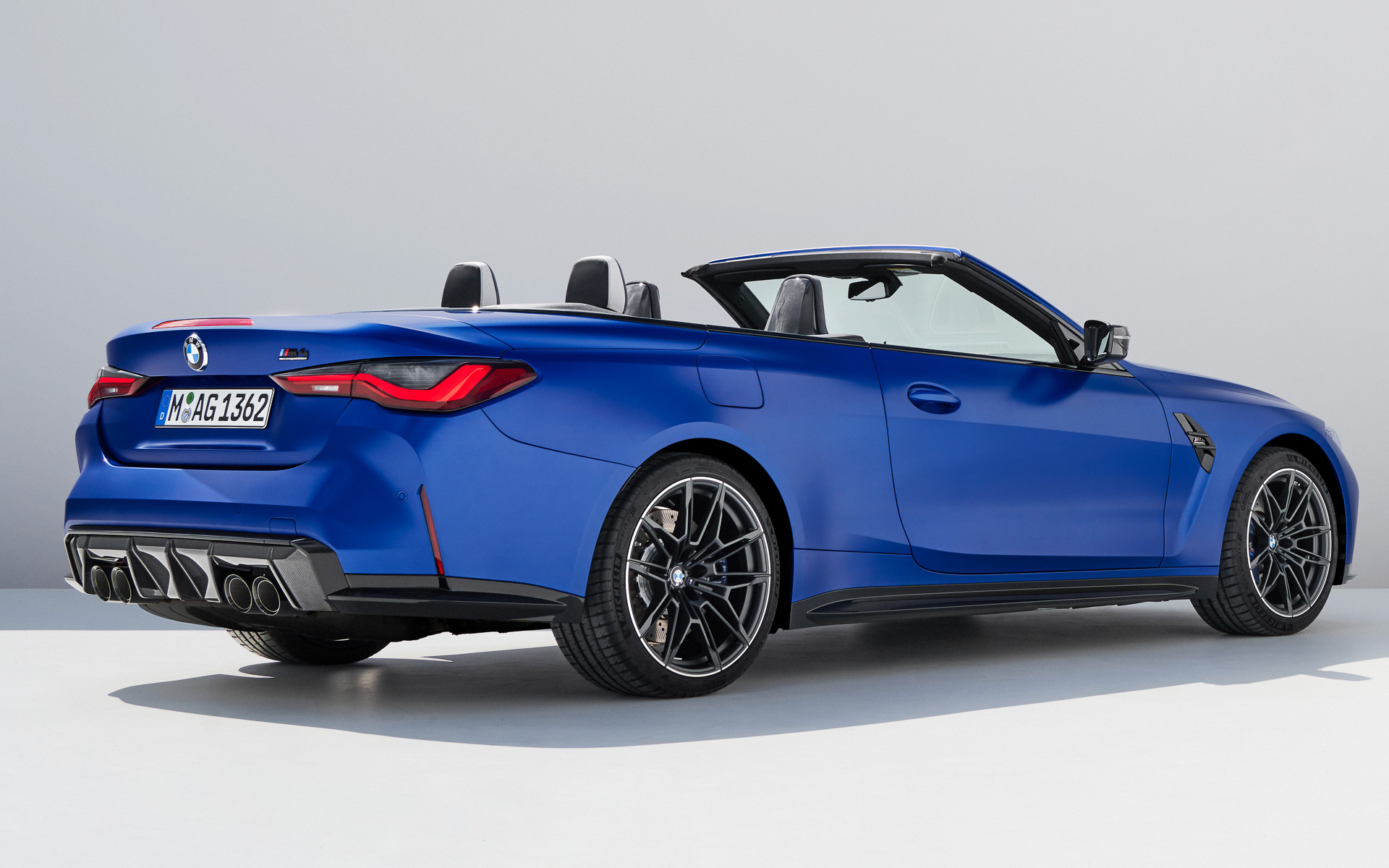 ボディサイズは4805×1885×全高1395mm（全長×全幅×全高）、ホイールベースは2855mm、車両総重量は2150kg、WLTCモードでの燃料消費率9.6km/L