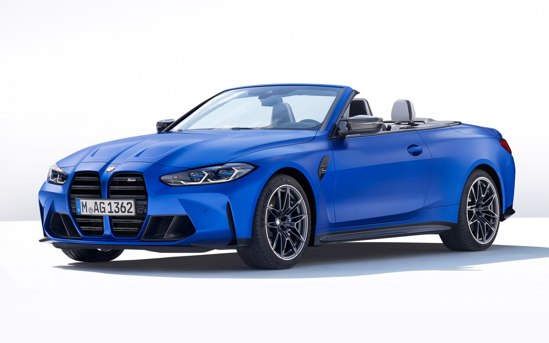 ボディサイズは4805×1885×全高1395mm（全長×全幅×全高）、ホイールベースは2855mm、車両総重量は2150kg、WLTCモードでの燃料消費率9.6km/L