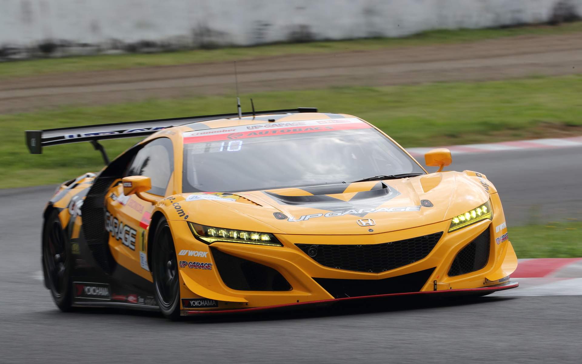 GT300クラス2位の18号車 UPGARAGE NSX GT3（小林崇志/名取鉄平組、YH）は前戦鈴鹿でのクラッシュから見事に復活