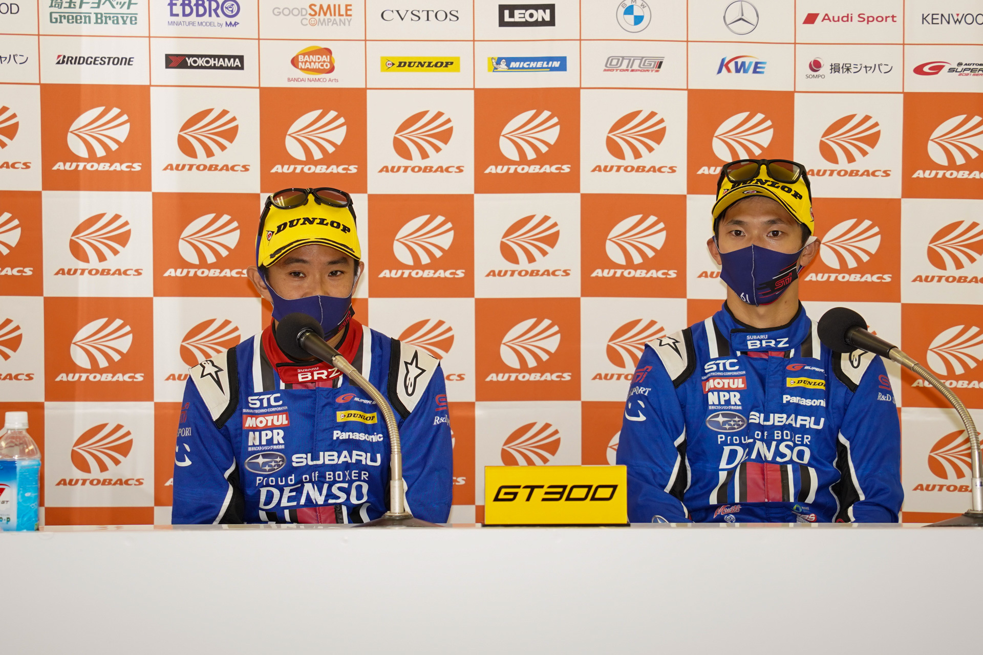 優勝記者会見、井口卓人選手（左）、山内英輝選手（右）