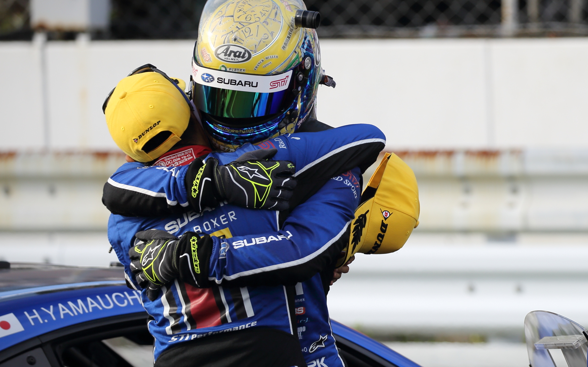 優勝をよろこぶ井口卓人選手（左）と山内英輝選手（右）