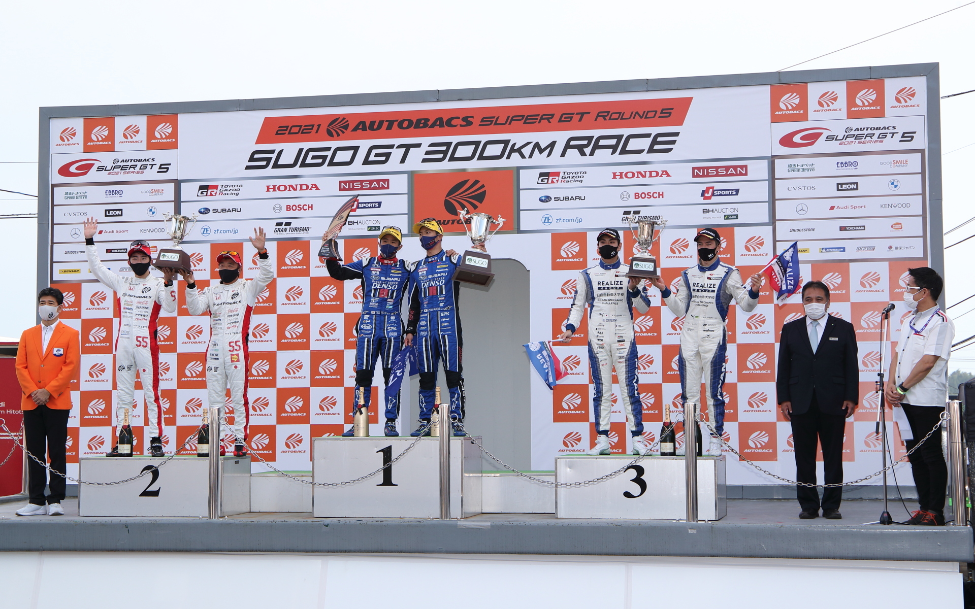 GT300クラスの表彰台