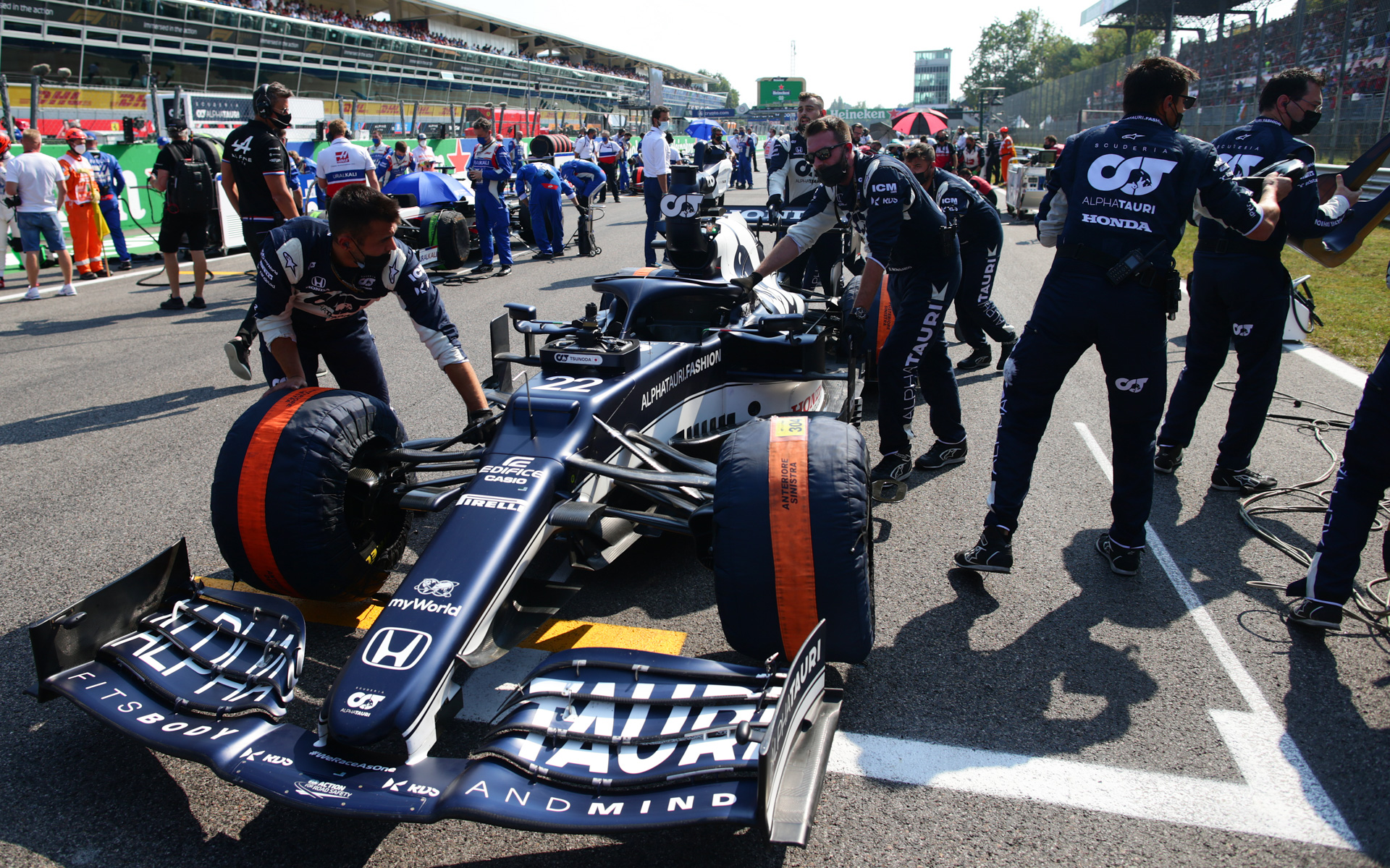 角田裕毅選手はスタート直前、ブレーキに不具合が見つかりスタートすることができなかった