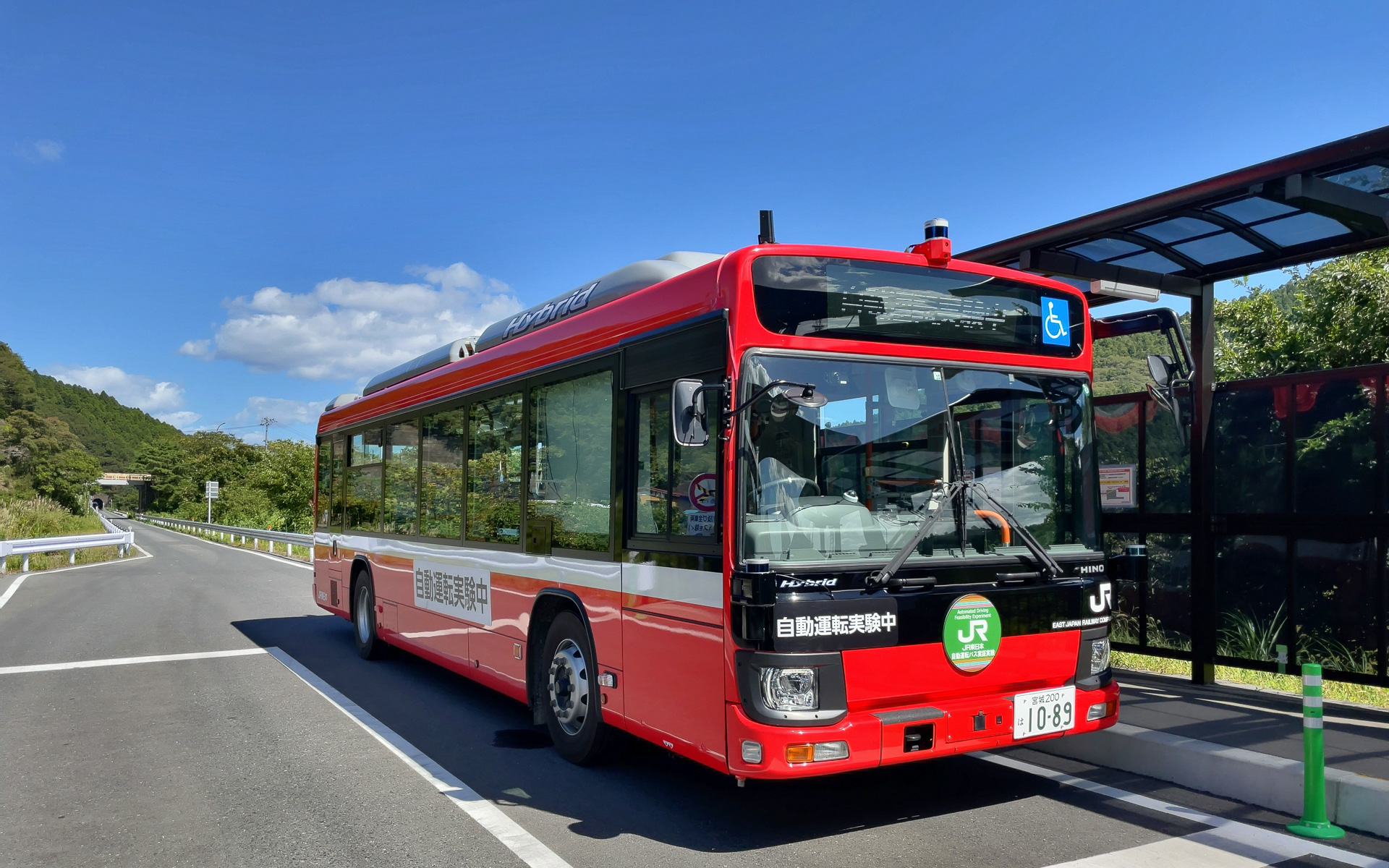 JR東日本が実証実験を行なっている自動運転バス。JR東日本が購入して、独自に改造を行なっている