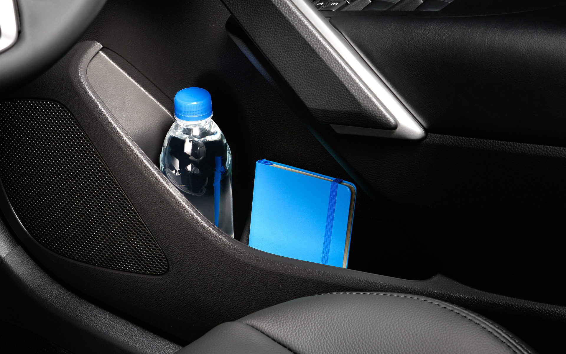 フロントドアポケット（ボトルホルダー［1本］付）