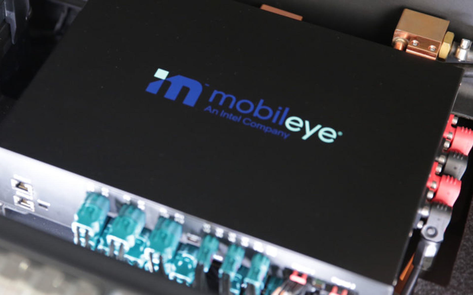 水冷式のレベル4コンピュートシステム「AVKIT58」は、冗長化されたPCB（Printed Circuit Board＝プリント基板）と電源を備えていて、324×232×89mm（全幅×奥行き×高さ）の大きさで、わずか650Wで192TOPを実現。現在市場に出ているAVシステムの中でもっとも電力性能が高いとしている