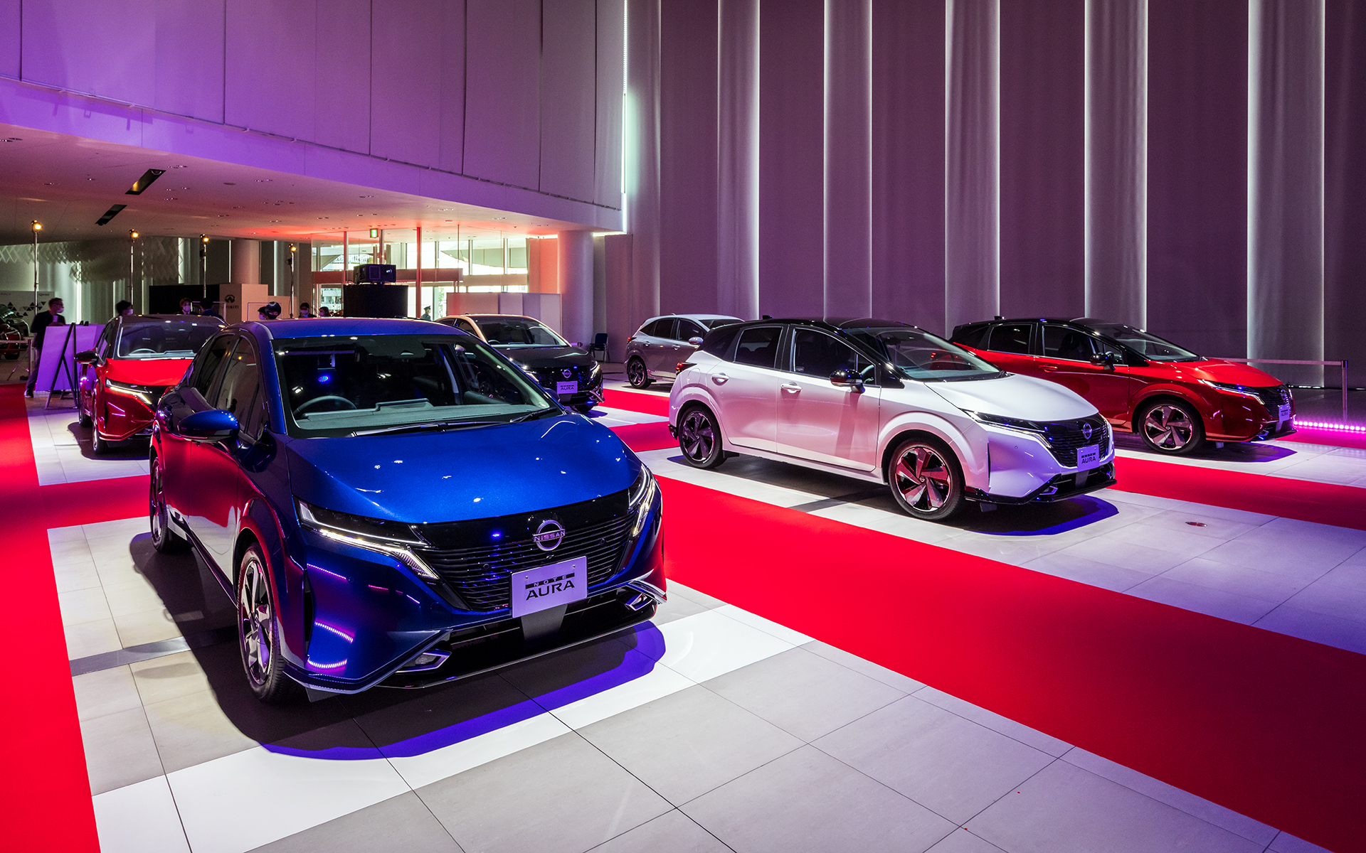 6組の参加者のために用意された6台のノート オーラが並ぶ