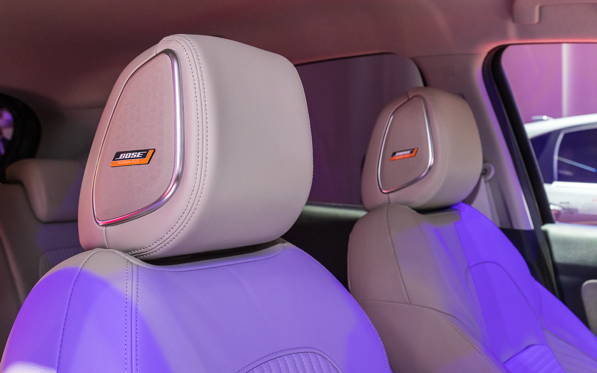BOSEパーソナルプラスサウンドシステムはヘッドレストを含めた8スピーカーを搭載。音の広がり感を調節できるパーソナルスペースコントロール機能も用意