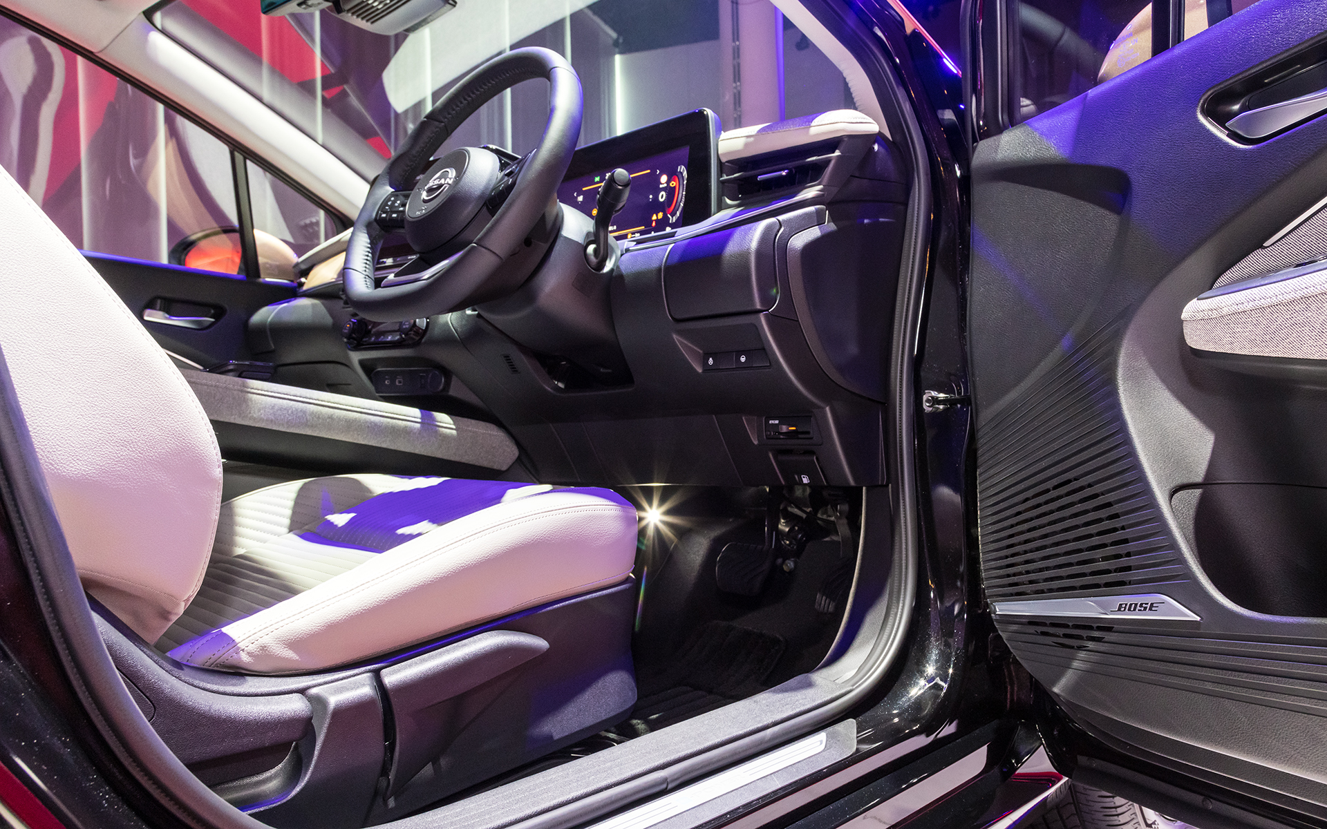 BOSEパーソナルプラスサウンドシステムはヘッドレストを含めた8スピーカーを搭載。音の広がり感を調節できるパーソナルスペースコントロール機能も用意