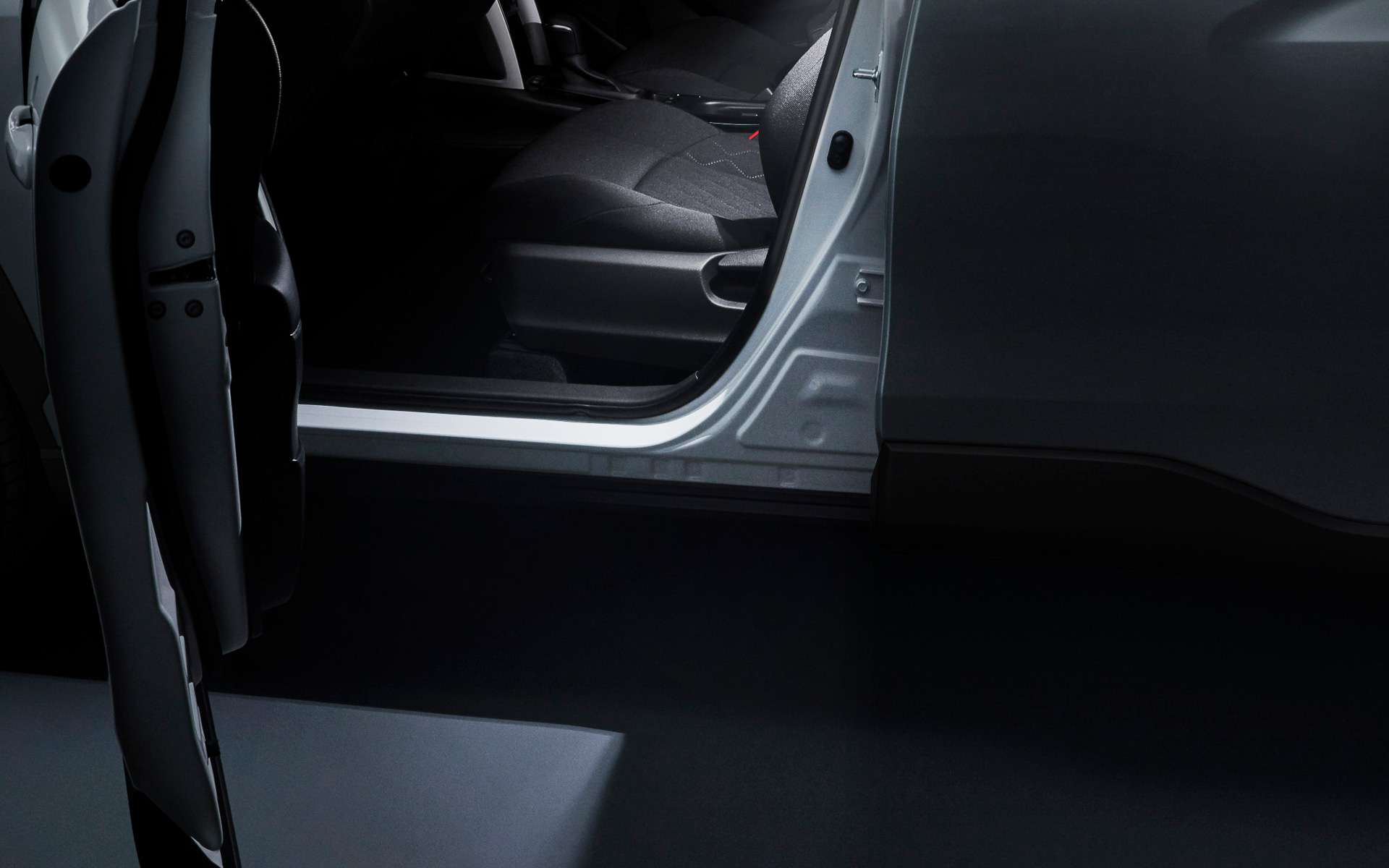 LEDスマートフットライトは、センターピラーの前方に取り付ける小型LEDライトで、運転席・助手席それぞれのドアの開閉に連動してホワイトビームが足下を広角に照射し、夜間の乗降をサポートしてくれる。2万4200円