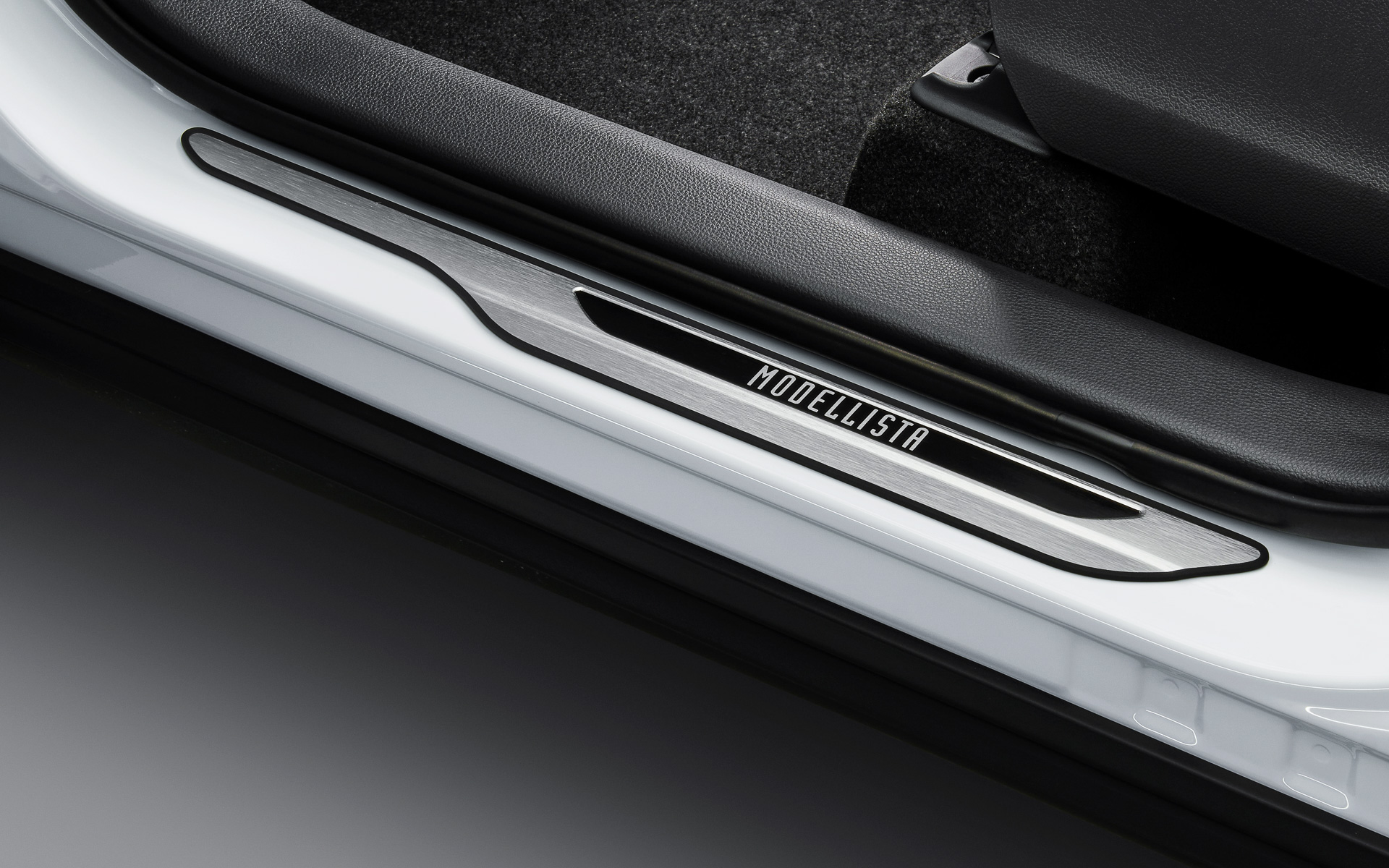 スカッフプレートは、乗降時の足下をスポーティにドレスアップするだけでなく、ステップの傷つきも防止してくれる。2万3100円（1台分4枚セット）