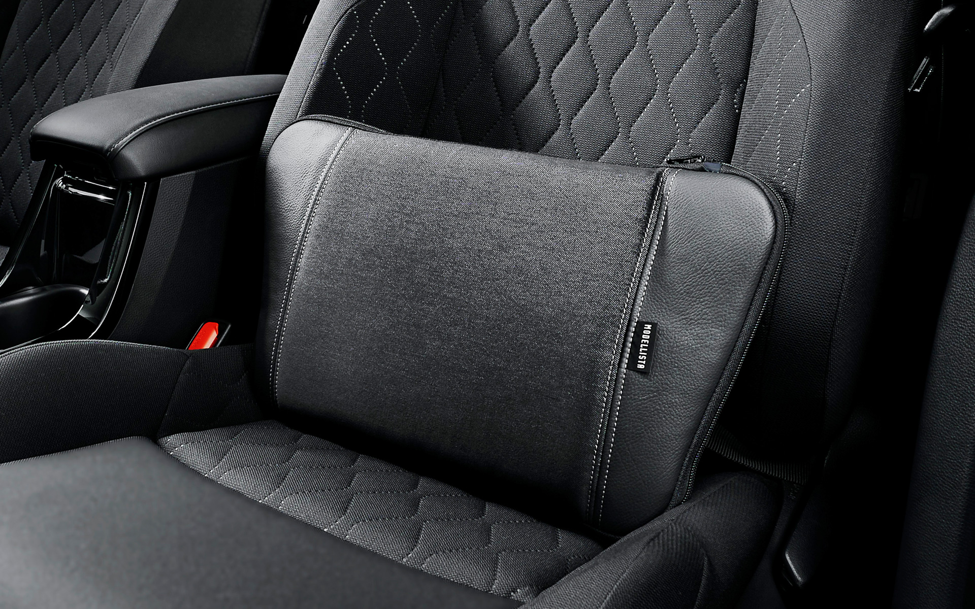 デニム生地とステッチのコントラストが車内の上質感を高めつつ、さらにクッションとバッグの2WAY機能を持つクッショントート。周囲のファスナーを開くと肩掛け式のトートバッグに変わり、買い物などの普段使いも可能。9900円