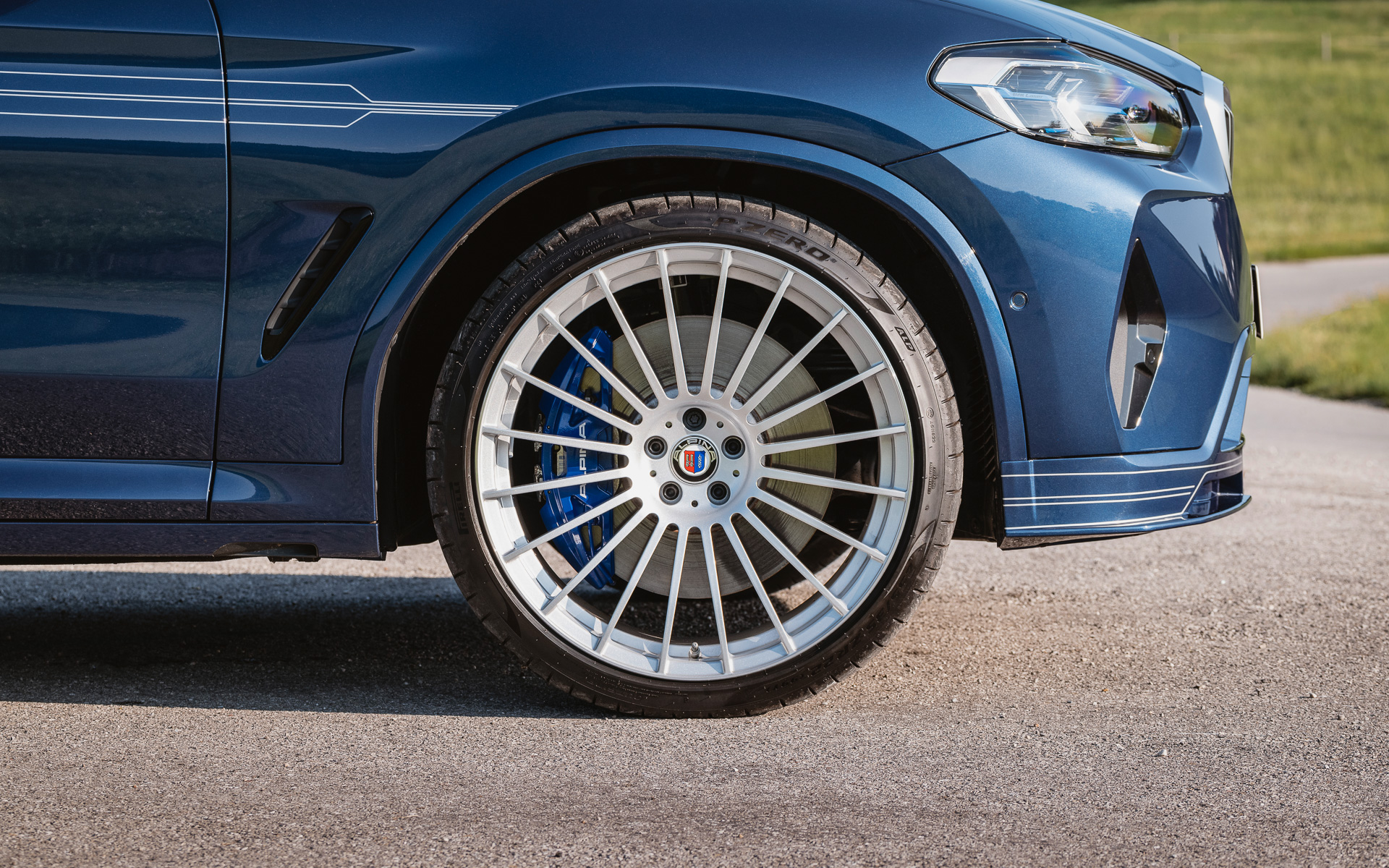 オプション設定の22インチのアルピナクラシック鍛造ホイール