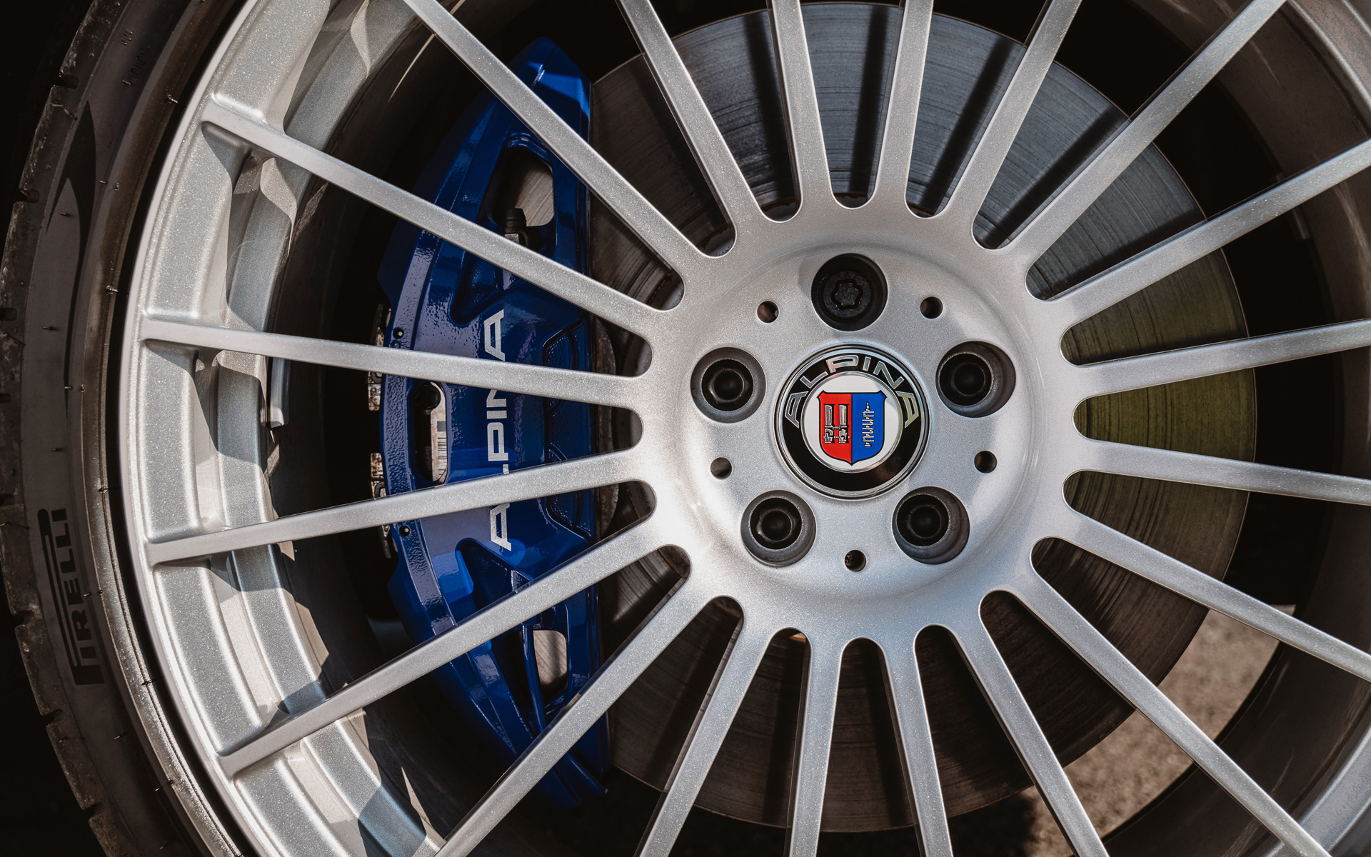 より高性能なブレーキパッドを採用。オプションで軽量ドリルドローターも選択可能