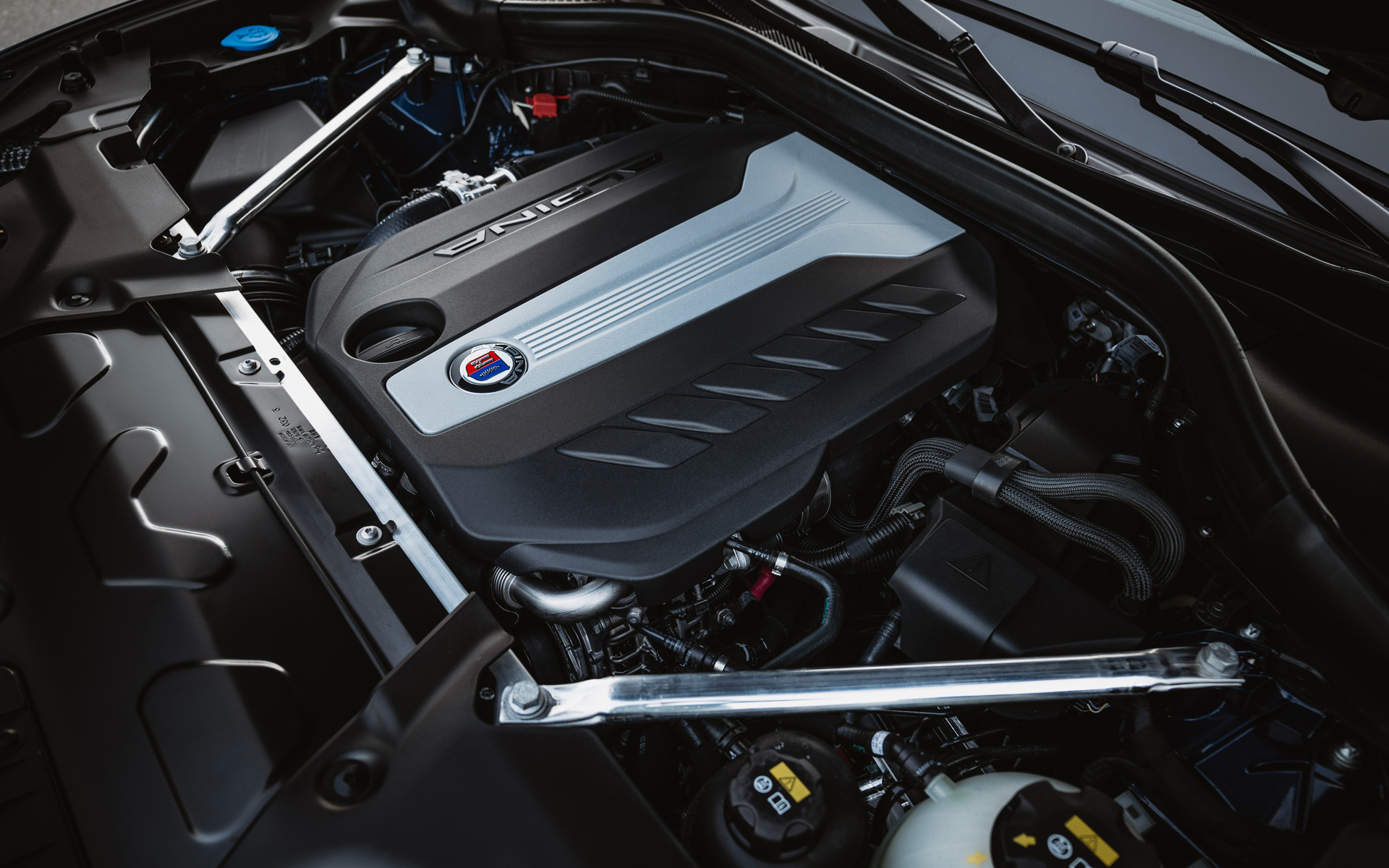 直列6気筒3.0リッターディーゼルターボエンジンは、最高出力290kW（394PS）/4000-5000rpm、最大トルク800Nm/1750-3000rpmを発生