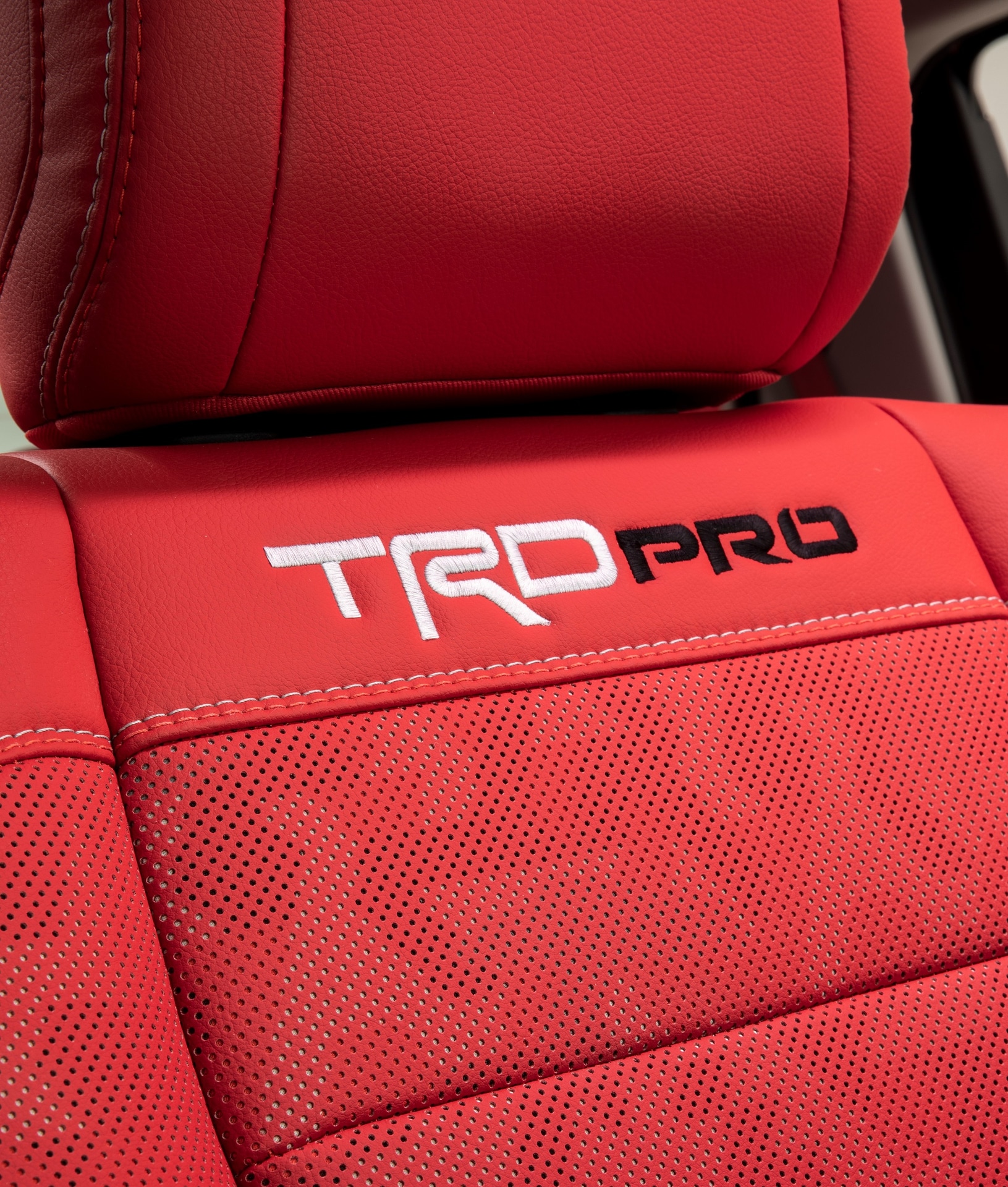 TRDproの刺繍が入るシート