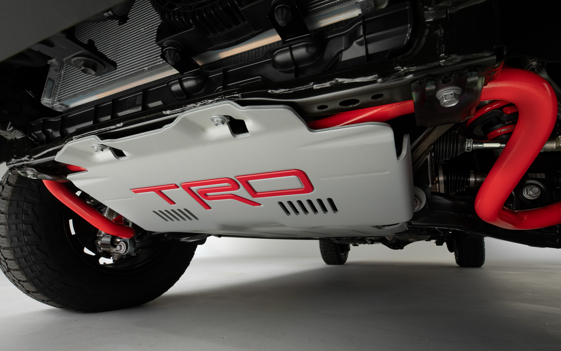 「TRD」ロゴの入ったアンダーカバー