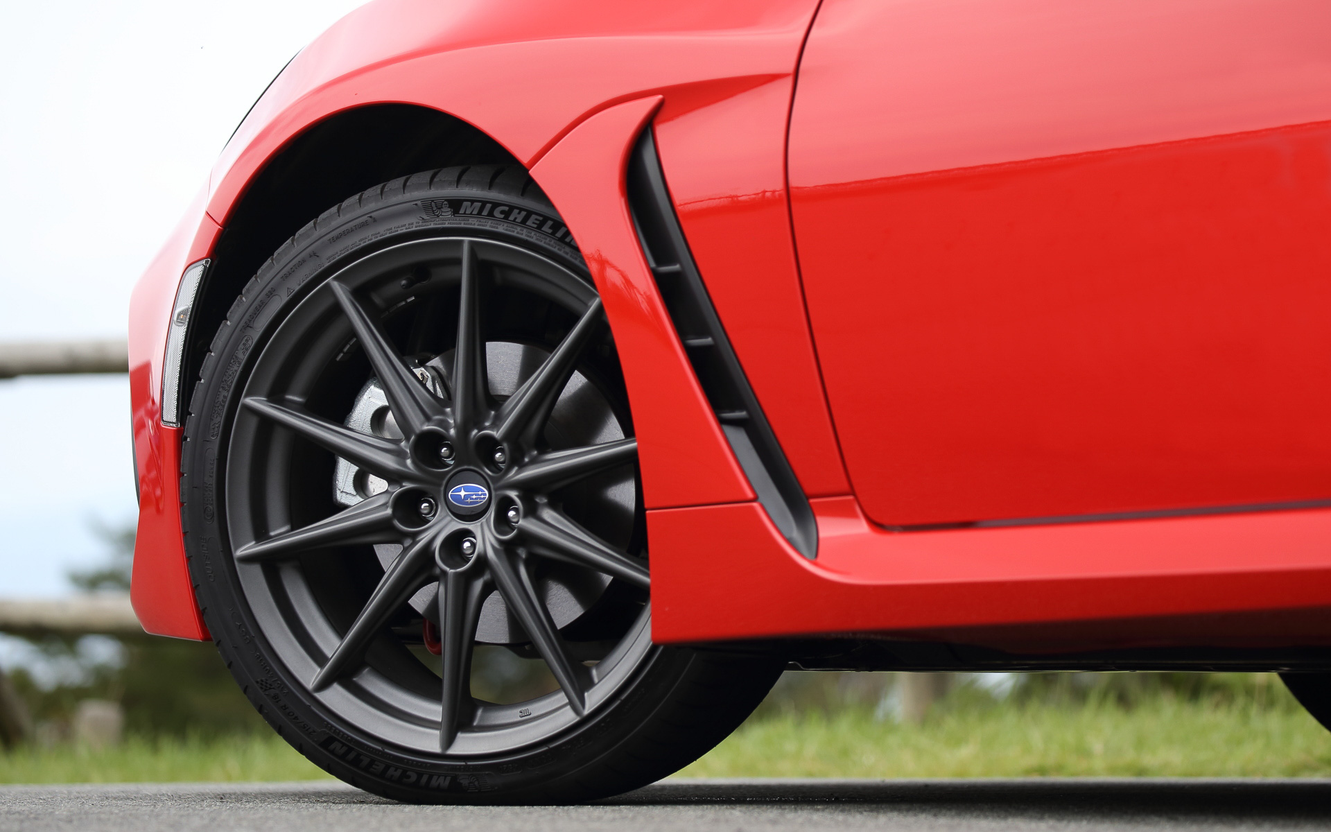 Sグレードは18インチアルミホイールを標準装備。タイヤはミシュラン「パイロットスポーツ4」（215/40R18）をセット