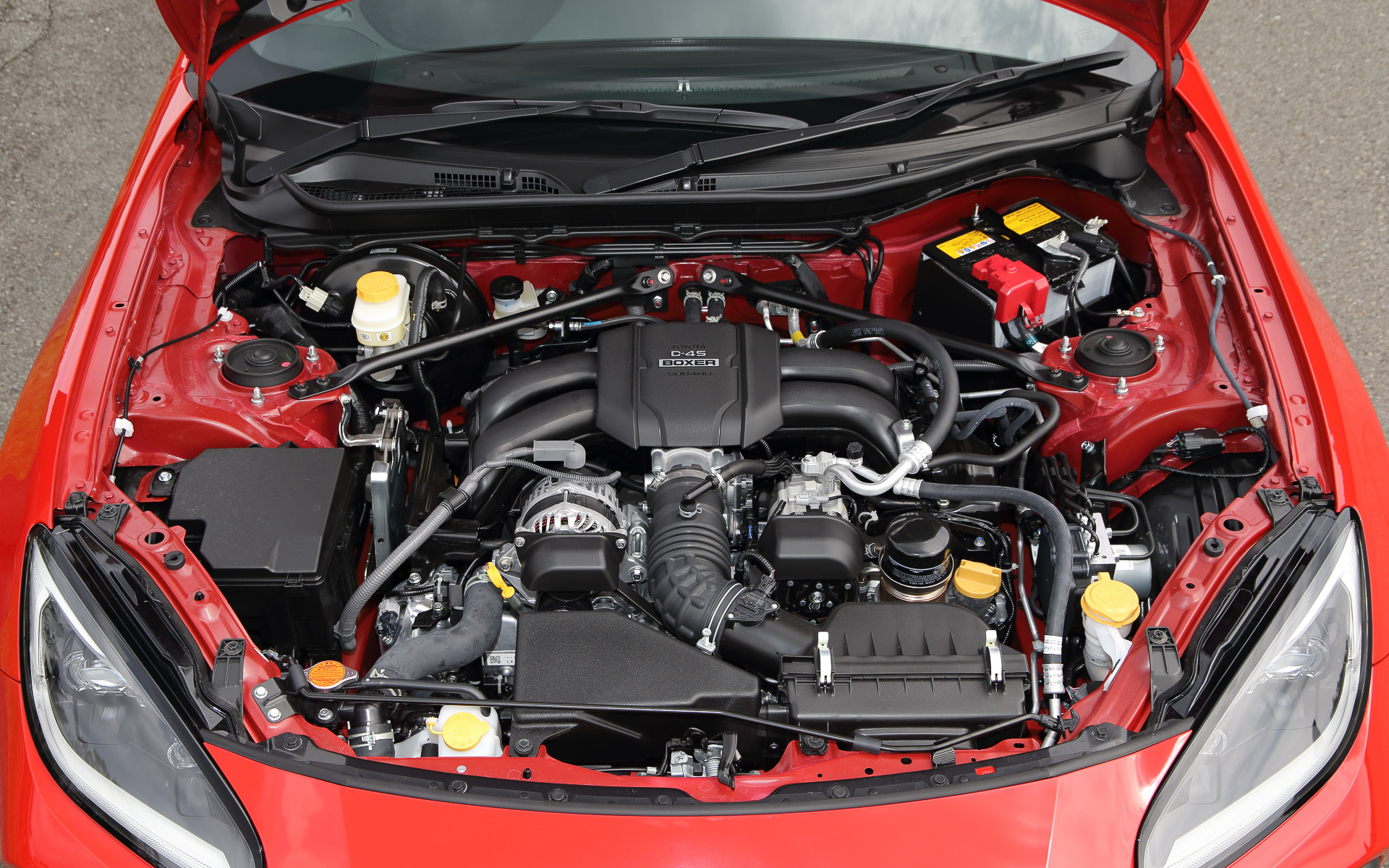 初代モデルから排気量を拡大した新型の水平対向4気筒2.4リッター「FA24」型エンジンでは、徹底した吸排気性能の強化とフリクション低減によりトルクを向上。レスポンスも早く、滑らかに高回転まで吹け上がるスポーツカーらしいフィーリングと力強い加速を両立した。最高出力は173kW（235PS）/7000rpm、最大トルクは250Nm（25.5kgfm）/3700rpmで、Sグレード（6速MT）のWLTCモード燃費は11.9km/L