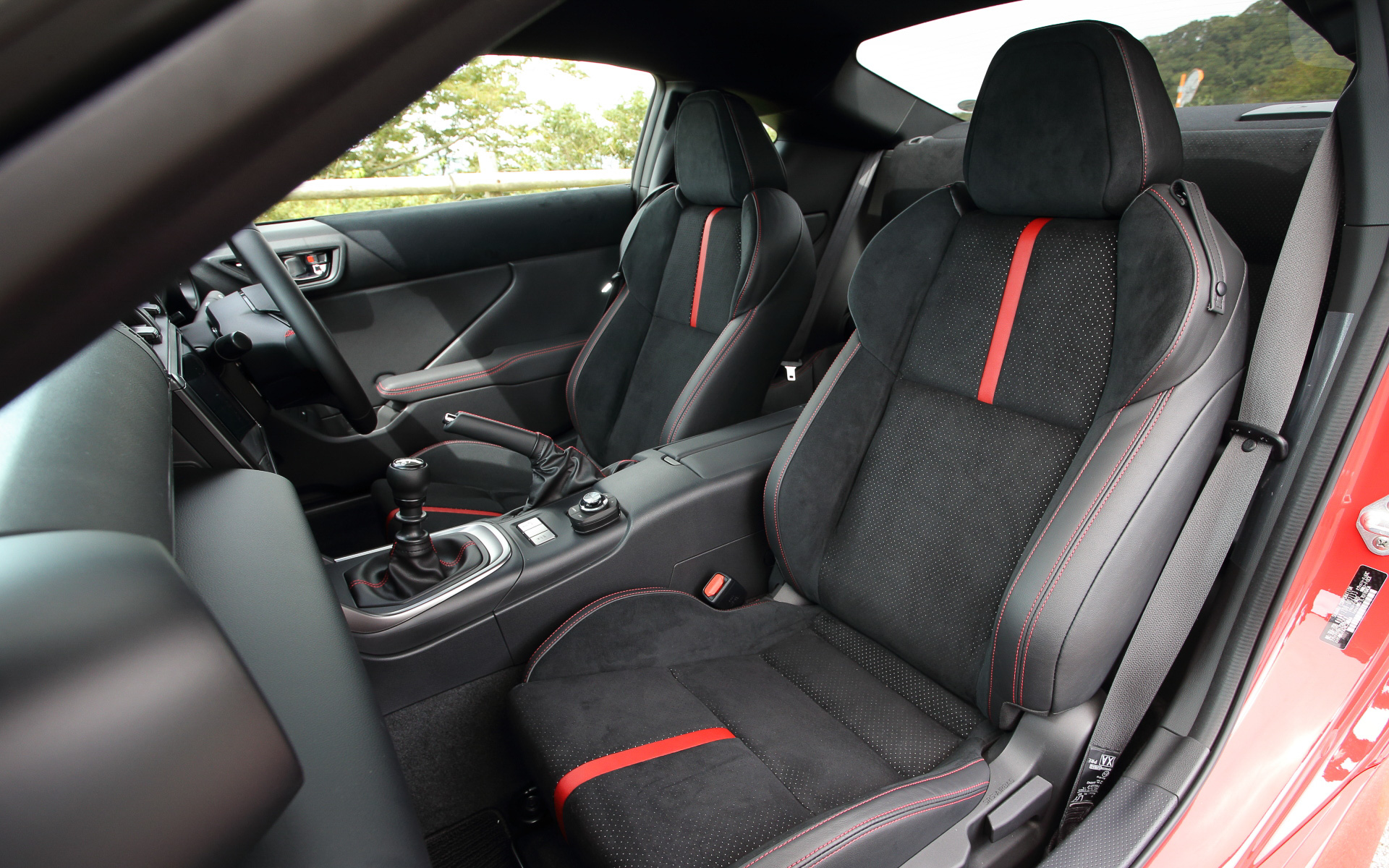 インテリアはシンプルな水平基調のインパネや低く設置したメーターバイザーにより、広い視界を確保。高いホールド性とフィット感を実現したスポーツシートは、疲れにくく運転に集中できる環境を作り出すアイテムの1つ。なお、新型BRZでは専用スピーカーからエンジン回転数に応じた電子サウンドを再生する「アクティブサウンドコントロール」が装備される