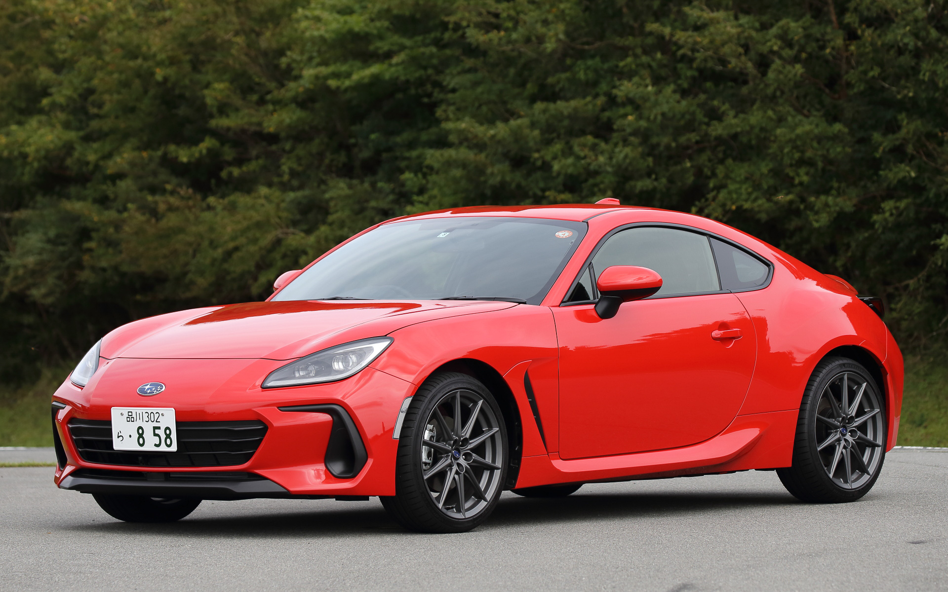 今回試乗したのは7月に発表された新型BRZ。「S」グレードの6速MT車は326万7000円で、ボディサイズは4265×1775×1310mm（全長×全幅×全高）、ホイールベースは2575mm。トヨタ自動車とスバルによる共同開発で生み出されたモデルだが、クルマのベースを共有しながらそれぞれの個性を際立たせた異なる走りの味を持たせたことが特徴で、新型BRZは「誰もが愉しめる究極のFRピュアスポーツカー」を実現したという