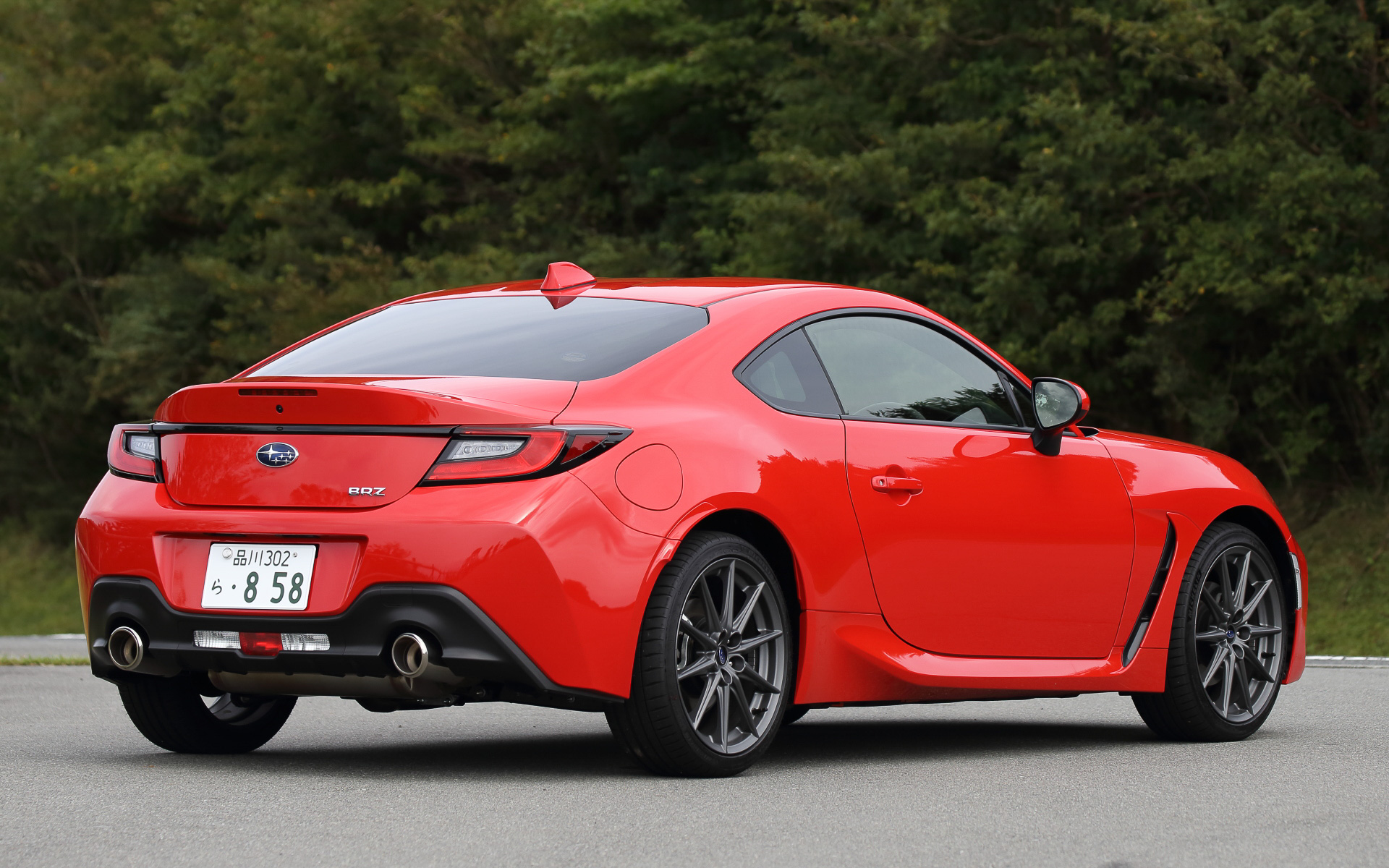 今回試乗したのは7月に発表された新型BRZ。「S」グレードの6速MT車は326万7000円で、ボディサイズは4265×1775×1310mm（全長×全幅×全高）、ホイールベースは2575mm。トヨタ自動車とスバルによる共同開発で生み出されたモデルだが、クルマのベースを共有しながらそれぞれの個性を際立たせた異なる走りの味を持たせたことが特徴で、新型BRZは「誰もが愉しめる究極のFRピュアスポーツカー」を実現したという