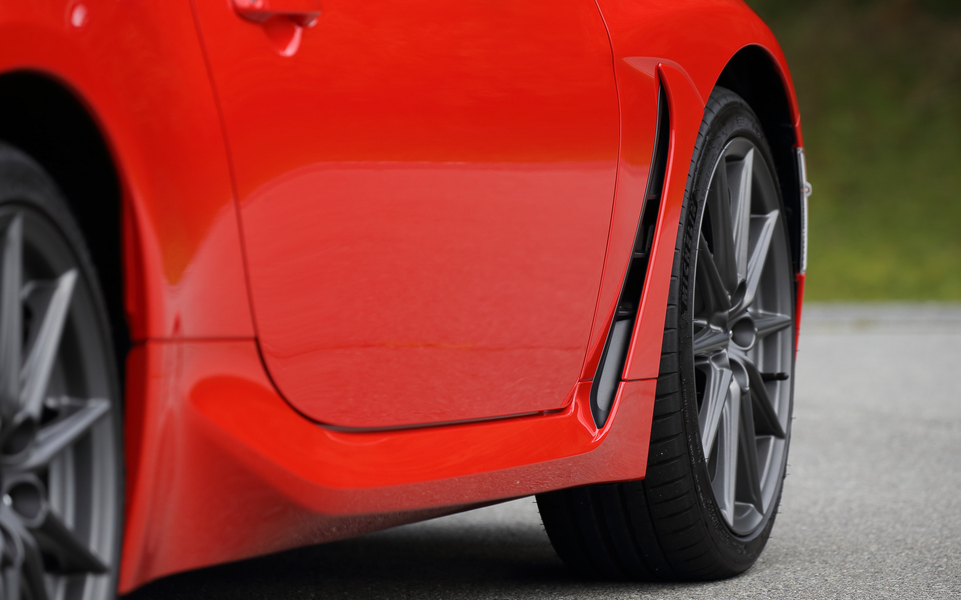 新型BRZではルーフ、フード、フロントフェンダーに軽量なアルミを採用。エンジン出力や安全性の向上に伴う重量増を抑制すると同時に、前後左右重量の適正化やさらなる低重心化を実現し、運動性能を向上。また、フロントまわりではバンパー前面に当たる空気を後方へ流し、空気抵抗を低減するフロントバンパーダクトを採用しており、ダクト表面には空気の剥離を抑え、大きな渦の発生を防ぐ空力テクスチャー(鮫肌パターン)を用いているのも特徴の1つ。加えてフロントフェンダーのエアアウトレット、空気を整流するフィン形状のサイドシルスポイラー、ダックテールトランクリッドなどによって空力性能を高めている