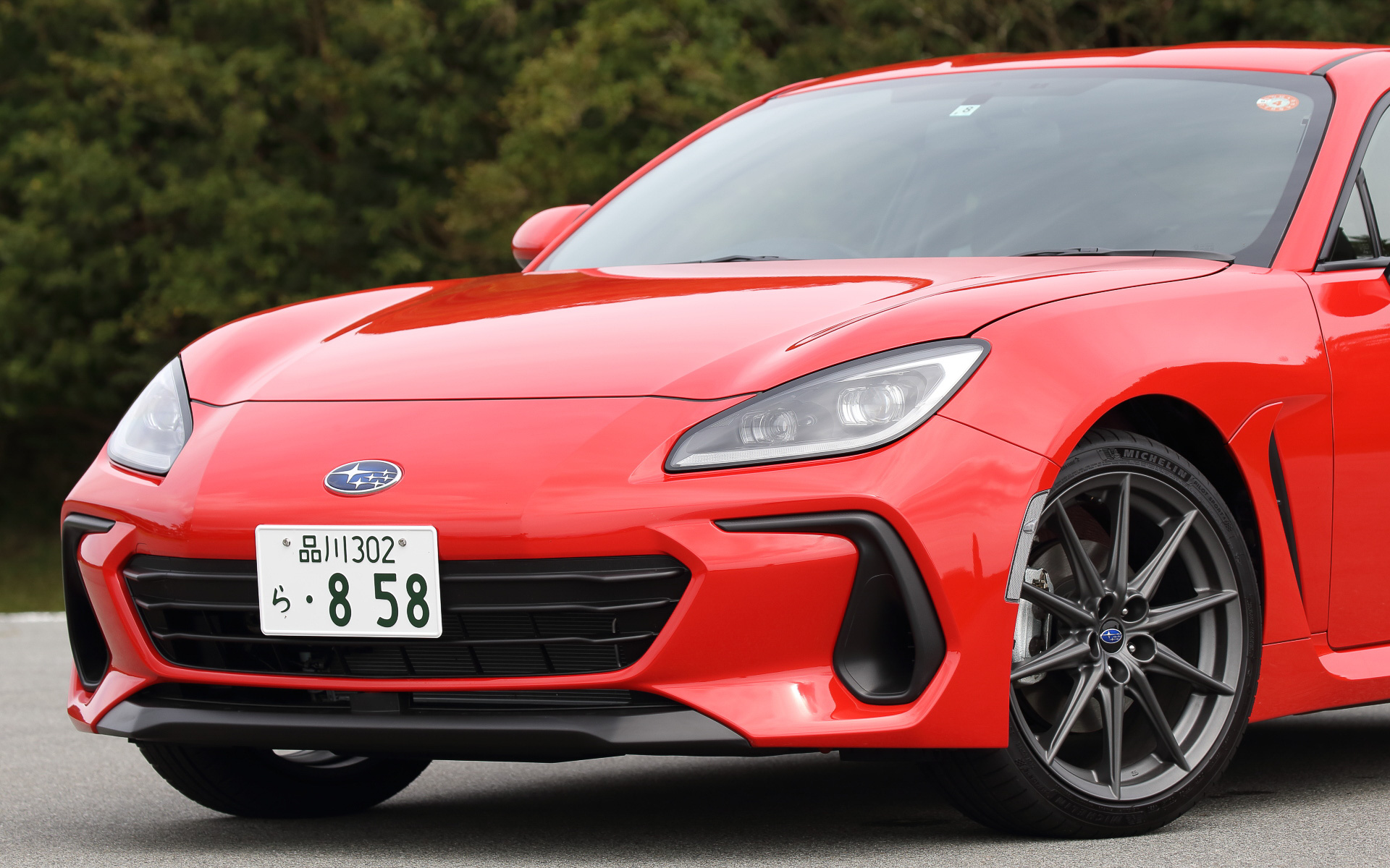 新型BRZではルーフ、フード、フロントフェンダーに軽量なアルミを採用。エンジン出力や安全性の向上に伴う重量増を抑制すると同時に、前後左右重量の適正化やさらなる低重心化を実現し、運動性能を向上。また、フロントまわりではバンパー前面に当たる空気を後方へ流し、空気抵抗を低減するフロントバンパーダクトを採用しており、ダクト表面には空気の剥離を抑え、大きな渦の発生を防ぐ空力テクスチャー（鮫肌パターン）を用いているのも特徴の1つ。加えてフロントフェンダーのエアアウトレット、空気を整流するフィン形状のサイドシルスポイラー、ダックテールトランクリッドなどによって空力性能を高めている