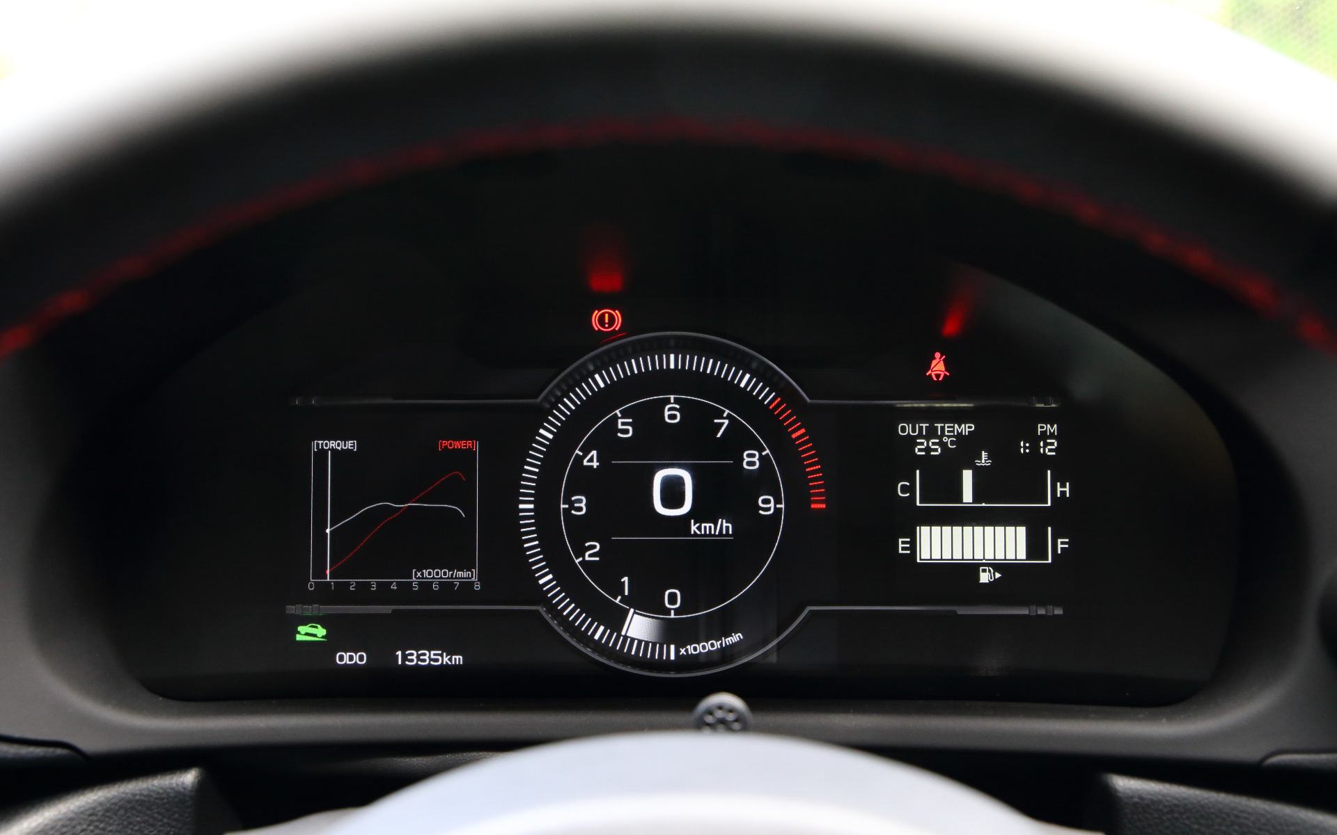 7インチカラー液晶とLCD液晶を組み合わせたデジタルメーター（BOXERメーター）を採用し、必要な情報を分かりやすく表示。写真左は標準的なメーター表示で、右はトラックモード選択時の表示