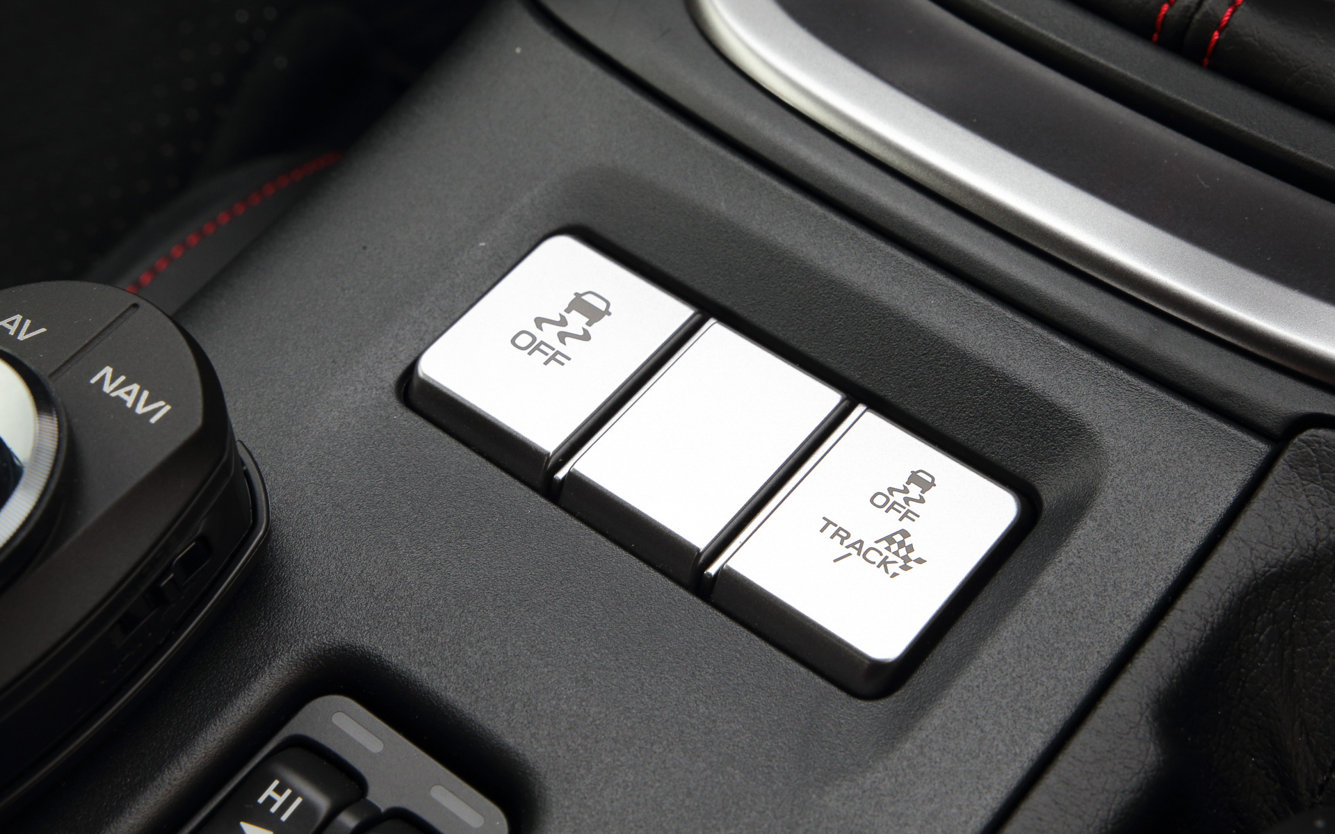 6速MTはクラッチ容量の拡大やギヤ強度の向上などによりエンジンの高出力化に対応。従来からシフトゲートやアーム形状の見直しなどが図られ、2速から3速、4速から5速といった斜め方向のシフトチェンジの際にクイックかつ滑らかな操作が可能