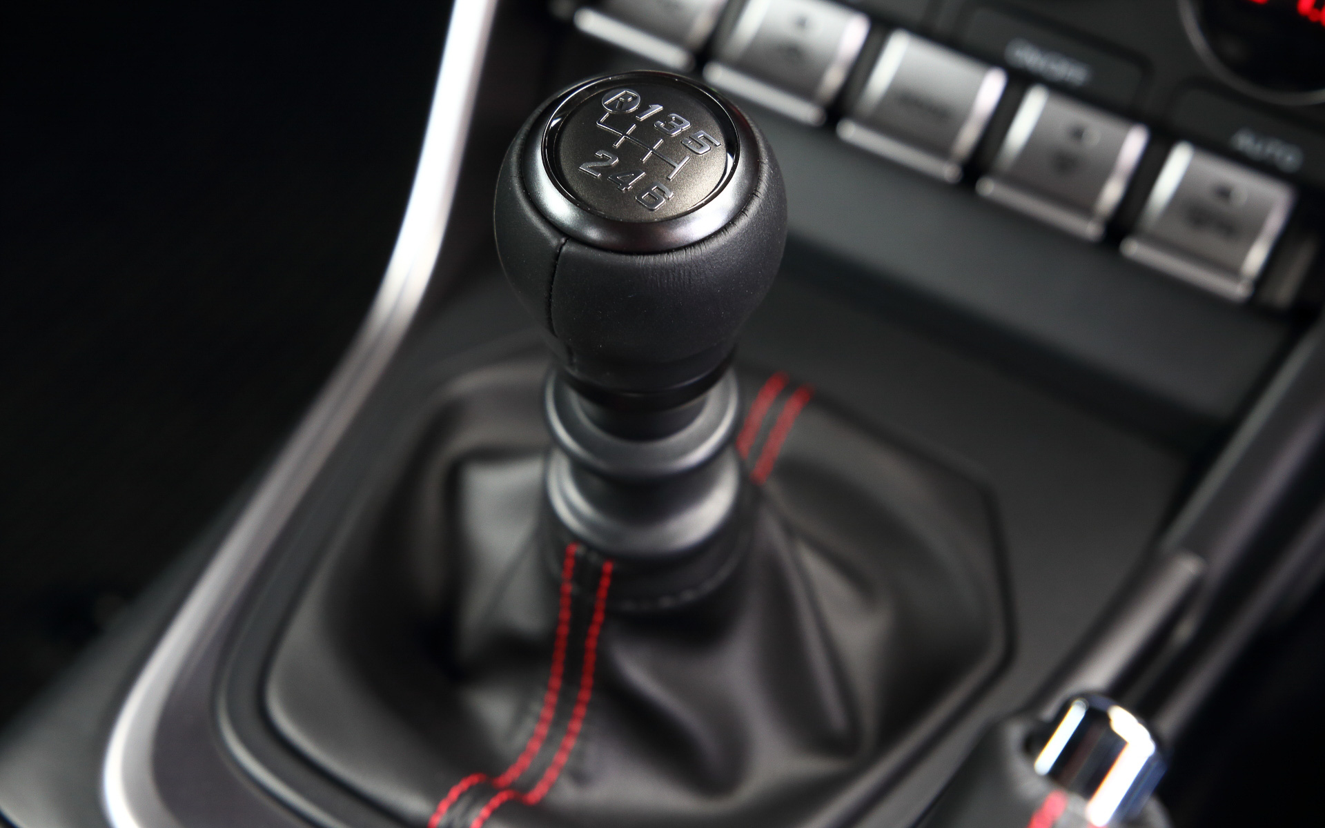 6速MTはクラッチ容量の拡大やギヤ強度の向上などによりエンジンの高出力化に対応。従来からシフトゲートやアーム形状の見直しなどが図られ、2速から3速、4速から5速といった斜め方向のシフトチェンジの際にクイックかつ滑らかな操作が可能