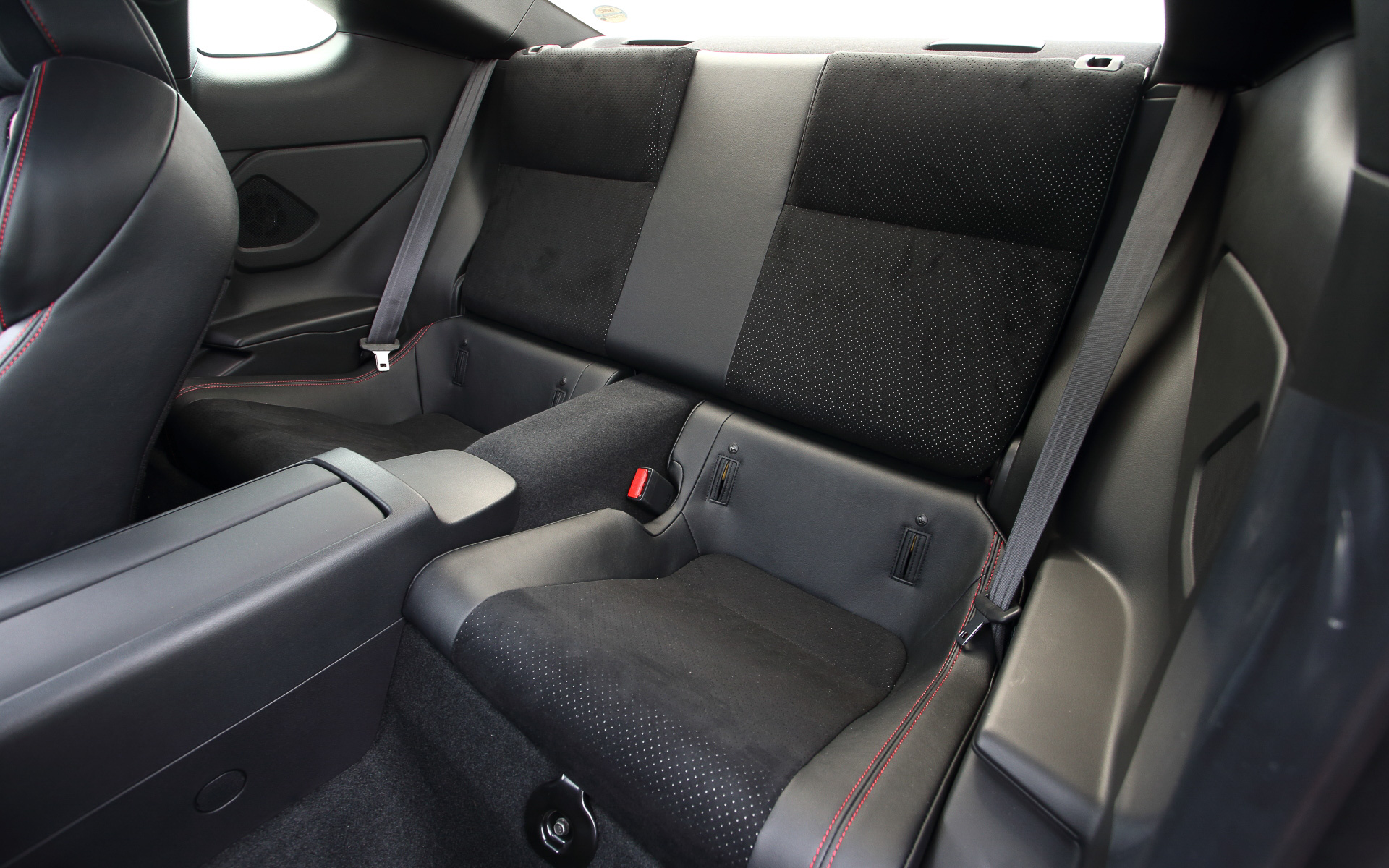 インテリアはシンプルな水平基調のインパネや低く設置したメーターバイザーにより、広い視界を確保。高いホールド性とフィット感を実現したスポーツシートは、疲れにくく運転に集中できる環境を作り出すアイテムの1つ。なお、新型BRZでは専用スピーカーからエンジン回転数に応じた電子サウンドを再生する「アクティブサウンドコントロール」が装備される