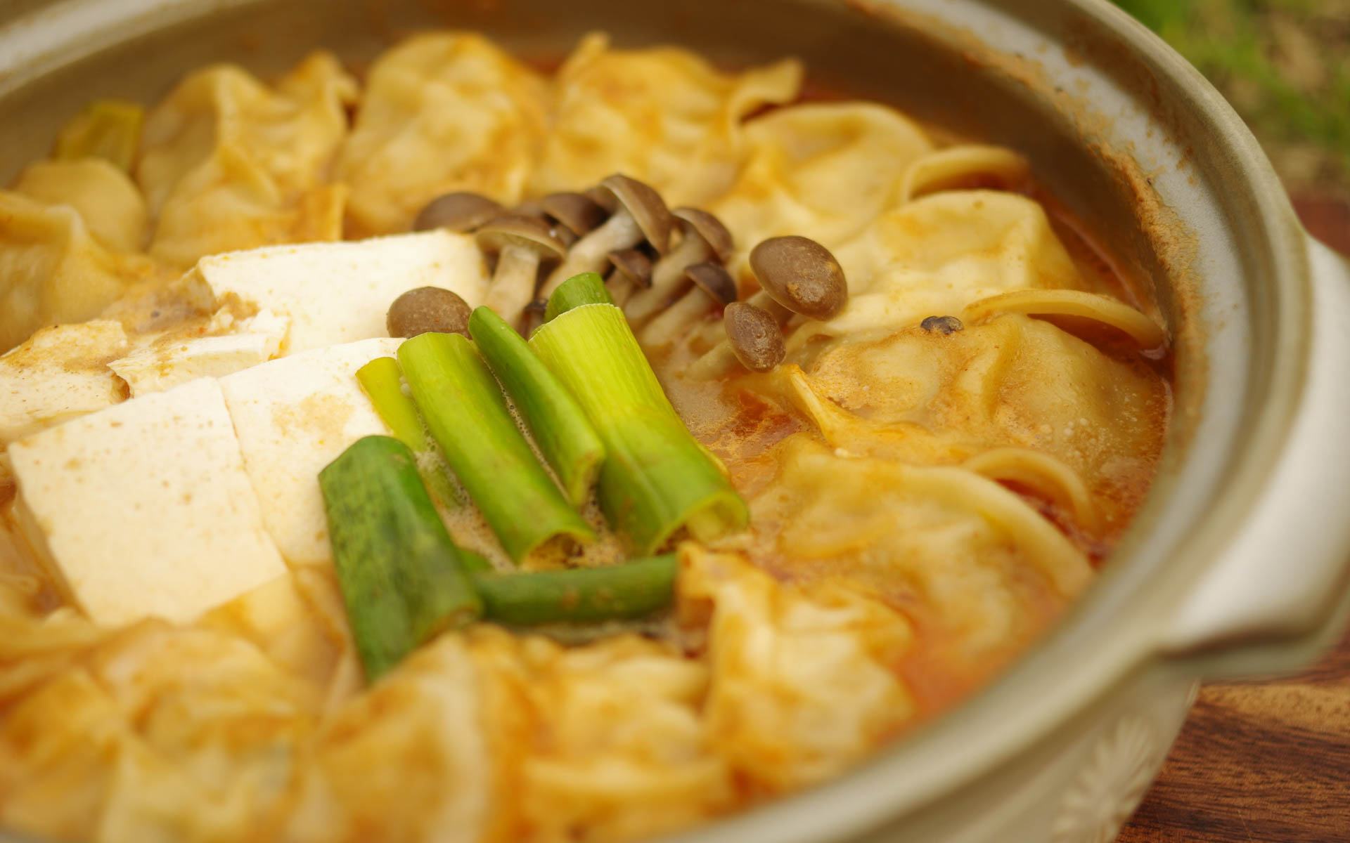 夕食はなでしこが作った坦々餃子鍋！