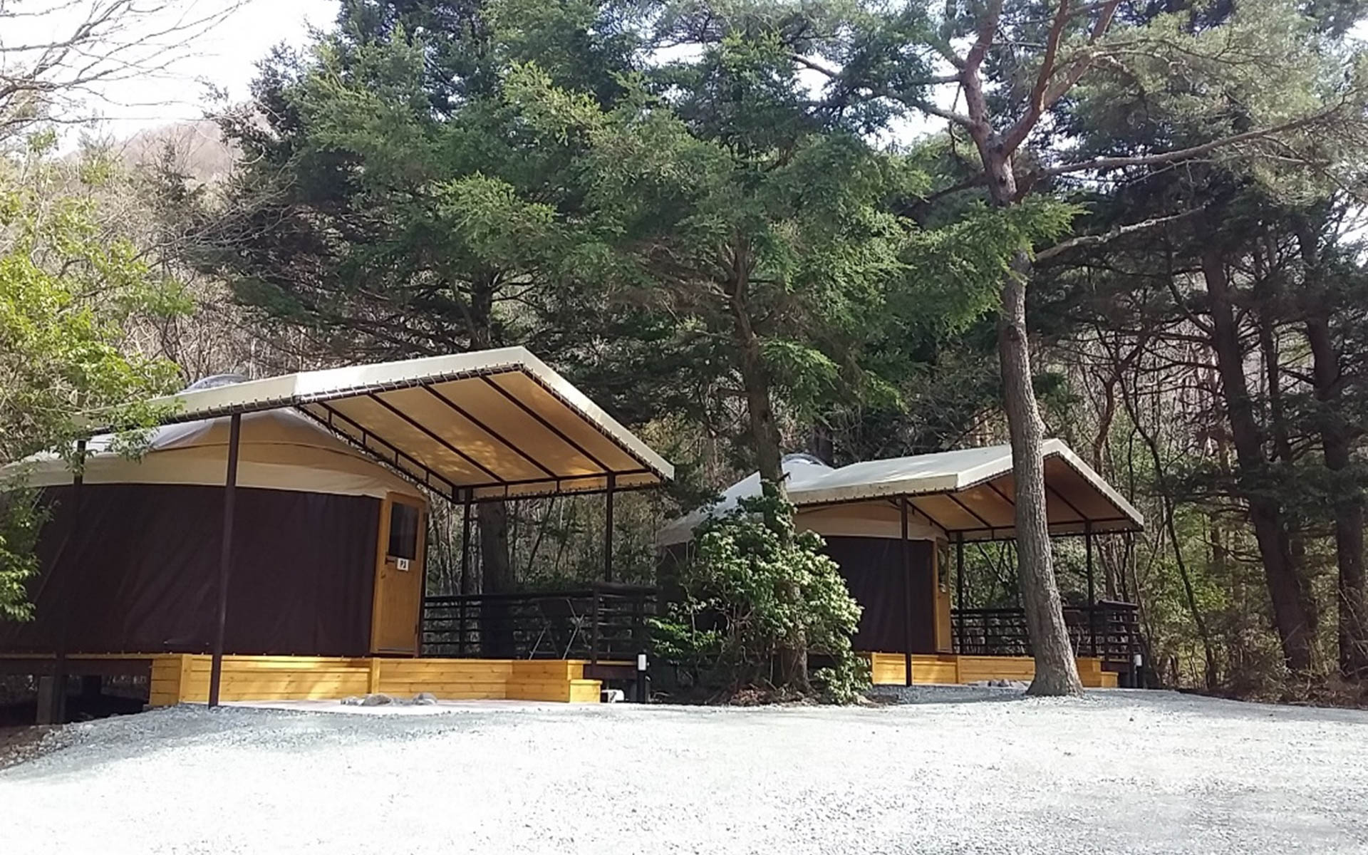 PICA富士西湖（山梨県南都留郡富士河口湖町西湖2068-1）へのアクセスは、クルマでは中央自動車道の河口湖ICより15～20分、東名高速の御殿場ICより東富士五湖道路経由で40～45分。電車では新宿よりJR中央線 大月駅で下車し、大月駅より富士急行線 河口湖駅下車。河口湖駅からは路線バス「西湖民宿行き」または西湖・青木ヶ原周遊バスで、「西湖民宿」下車、徒歩1分（河口湖駅へは、新宿から便利な「中央高速バス」も運行している）