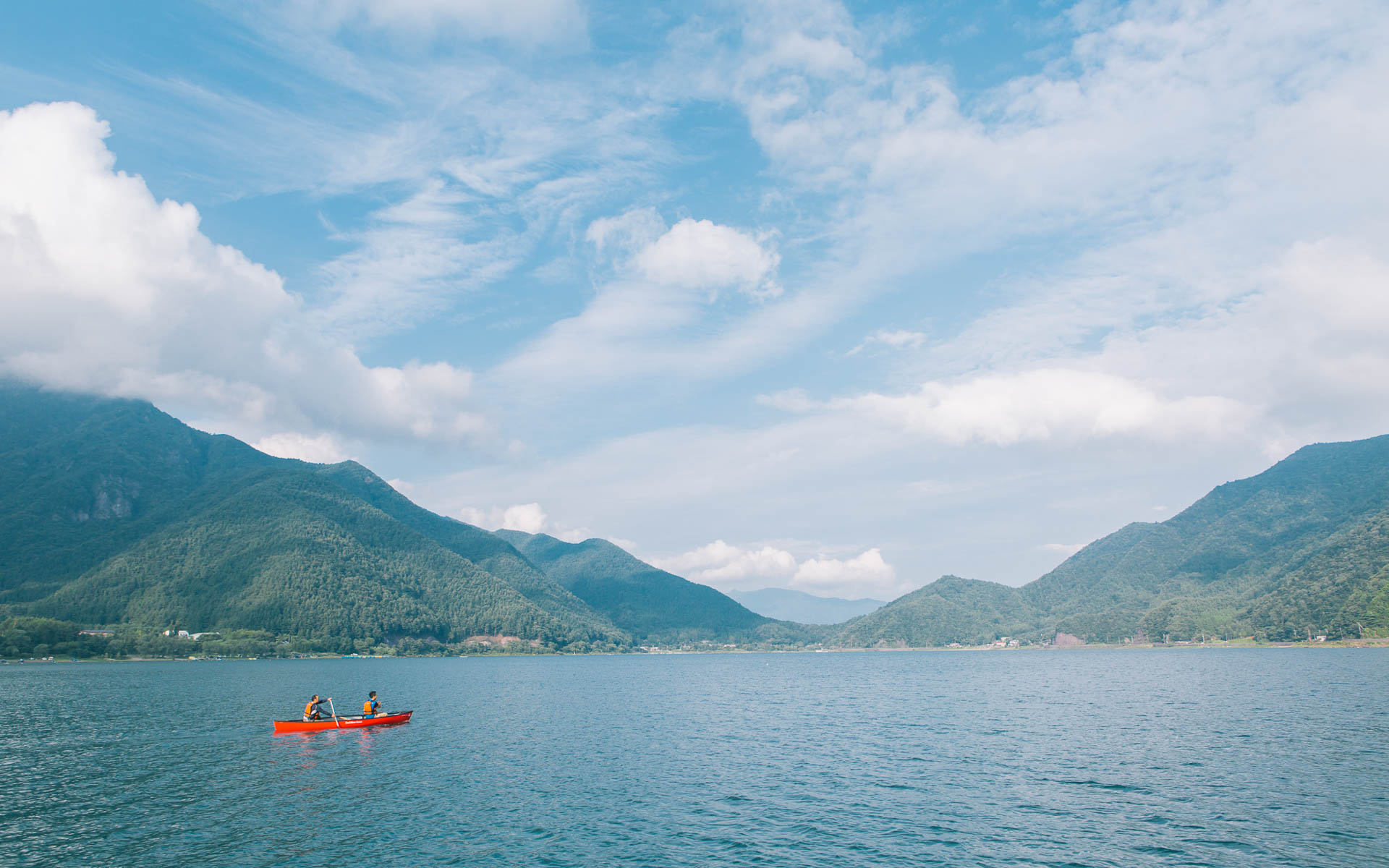 PICA富士西湖（山梨県南都留郡富士河口湖町西湖2068-1）へのアクセスは、クルマでは中央自動車道の河口湖ICより15～20分、東名高速の御殿場ICより東富士五湖道路経由で40～45分。電車では新宿よりJR中央線 大月駅で下車し、大月駅より富士急行線 河口湖駅下車。河口湖駅からは路線バス「西湖民宿行き」または西湖・青木ヶ原周遊バスで、「西湖民宿」下車、徒歩1分（河口湖駅へは、新宿から便利な「中央高速バス」も運行している）